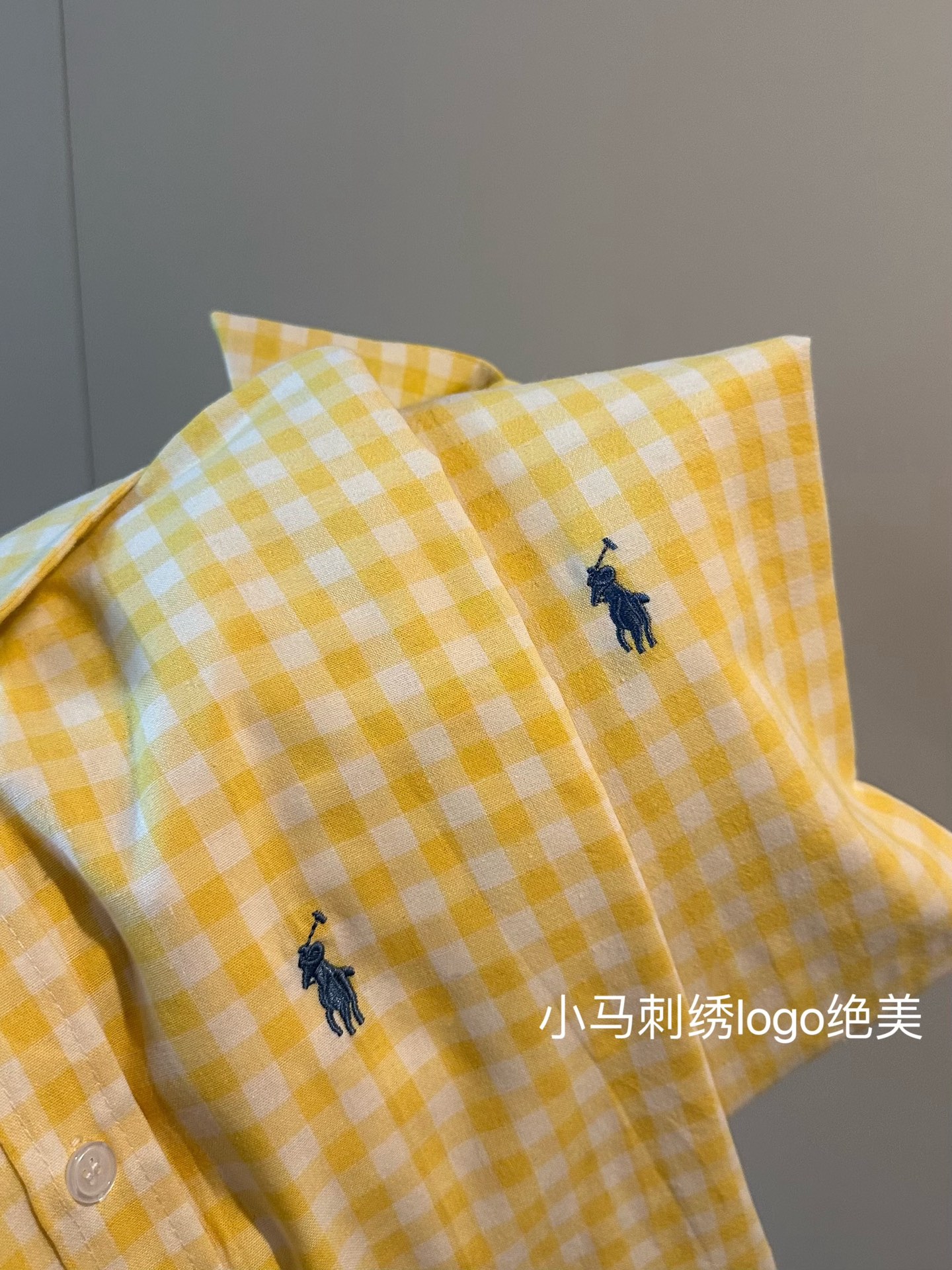  
💰105 𝗥𝗮𝗹𝗽𝗵 𝗟𝗮𝘂𝗿𝗲𝗻拉夫劳伦25SS新款刺绣logo亚麻防晒衬衫
这件黄衬衫也太显气色了吧💛💛太适合这个季节啦
低饱和的鹅黄色 防晒➕显白效果也是满分
小马刺绣logo绝美 高级感满满～
带点氛围感的黄色🍋日常通勤显白穿搭
亚麻料子质感垂感都超级好哇 不允许你们没有这一件！！
Color:鹅黄色
Size:S M L 
S 前衣长64胸围112落肩袖
M前衣长66胸围114落肩袖
 L前衣长68胸围116落肩袖