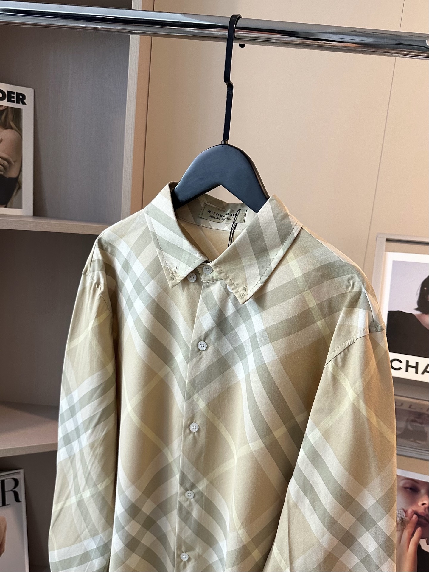💰120
Burberry巴宝莉25SS新款卡其格纹纽扣衬衫外套
这绝对是bbr家最好看的衬衣🪹奢华感满满
救命！这件Bbr衬衫也太太太显贵了吧！
穿上秒变老钱风气质女孩💼回头率不要太高
下摆战马刺绣logo 不费力气的时髦单品～
纯棉麻料没有过多的重量感 高级又清爽
财阀千金大小姐上线😎是live也是life！！
Color:浅卡其
Size:S M  L
S  后衣长64胸围112落肩袖
M 后衣长66胸围114落肩袖
L  后衣长68胸围116落肩袖