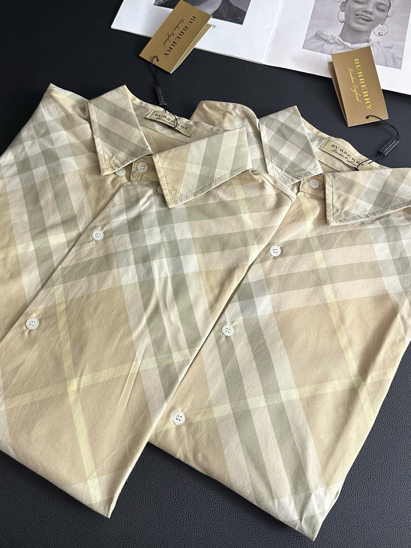 💰120
Burberry巴宝莉25SS新款卡其格纹纽扣衬衫外套
这绝对是bbr家最好看的衬衣🪹奢华感满满
救命！这件Bbr衬衫也太太太显贵了吧！
穿上秒变老钱风气质女孩💼回头率不要太高
下摆战马刺绣logo 不费力气的时髦单品～
纯棉麻料没有过多的重量感 高级又清爽
财阀千金大小姐上线😎是live也是life！！
Color:浅卡其
Size:S M  L
S  后衣长64胸围112落肩袖
M 后衣长66胸围114落肩袖
L  后衣长68胸围116落肩袖