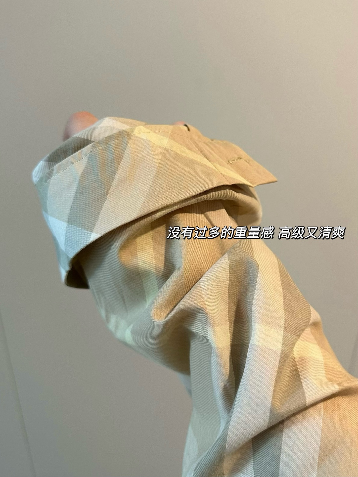 💰120
Burberry巴宝莉25SS新款卡其格纹纽扣衬衫外套
这绝对是bbr家最好看的衬衣🪹奢华感满满
救命！这件Bbr衬衫也太太太显贵了吧！
穿上秒变老钱风气质女孩💼回头率不要太高
下摆战马刺绣logo 不费力气的时髦单品～
纯棉麻料没有过多的重量感 高级又清爽
财阀千金大小姐上线😎是live也是life！！
Color:浅卡其
Size:S M  L
S  后衣长64胸围112落肩袖
M 后衣长66胸围114落肩袖
L  后衣长68胸围116落肩袖