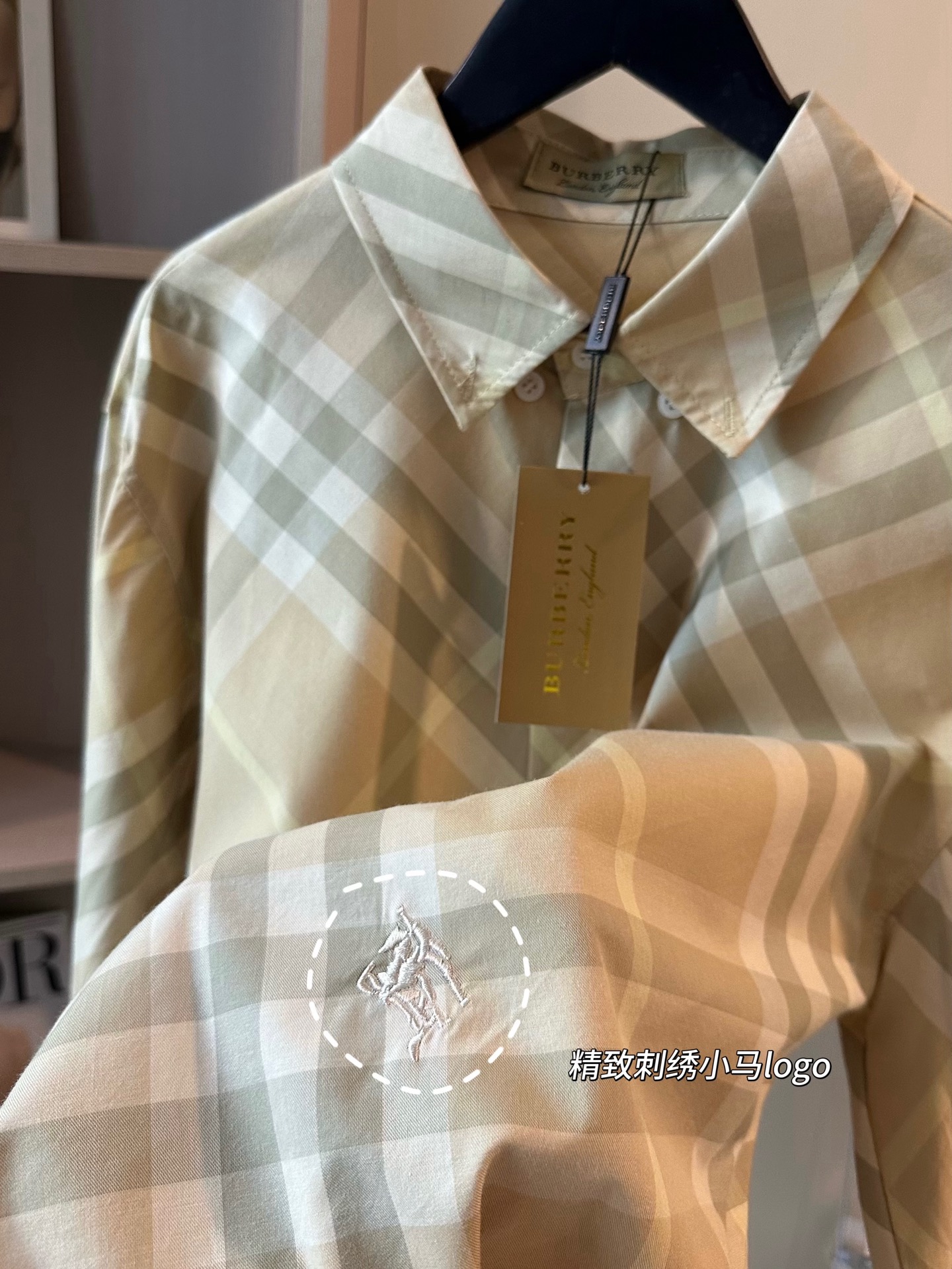💰120
Burberry巴宝莉25SS新款卡其格纹纽扣衬衫外套
这绝对是bbr家最好看的衬衣🪹奢华感满满
救命！这件Bbr衬衫也太太太显贵了吧！
穿上秒变老钱风气质女孩💼回头率不要太高
下摆战马刺绣logo 不费力气的时髦单品～
纯棉麻料没有过多的重量感 高级又清爽
财阀千金大小姐上线😎是live也是life！！
Color:浅卡其
Size:S M  L
S  后衣长64胸围112落肩袖
M 后衣长66胸围114落肩袖
L  后衣长68胸围116落肩袖