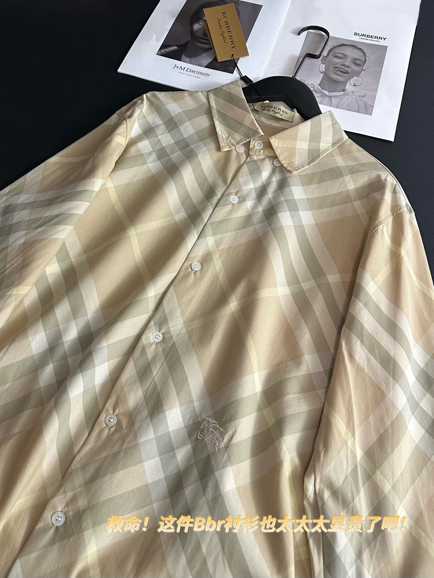 💰120
Burberry巴宝莉25SS新款卡其格纹纽扣衬衫外套
这绝对是bbr家最好看的衬衣🪹奢华感满满
救命！这件Bbr衬衫也太太太显贵了吧！
穿上秒变老钱风气质女孩💼回头率不要太高
下摆战马刺绣logo 不费力气的时髦单品～
纯棉麻料没有过多的重量感 高级又清爽
财阀千金大小姐上线😎是live也是life！！
Color:浅卡其
Size:S M  L
S  后衣长64胸围112落肩袖
M 后衣长66胸围114落肩袖
L  后衣长68胸围116落肩袖