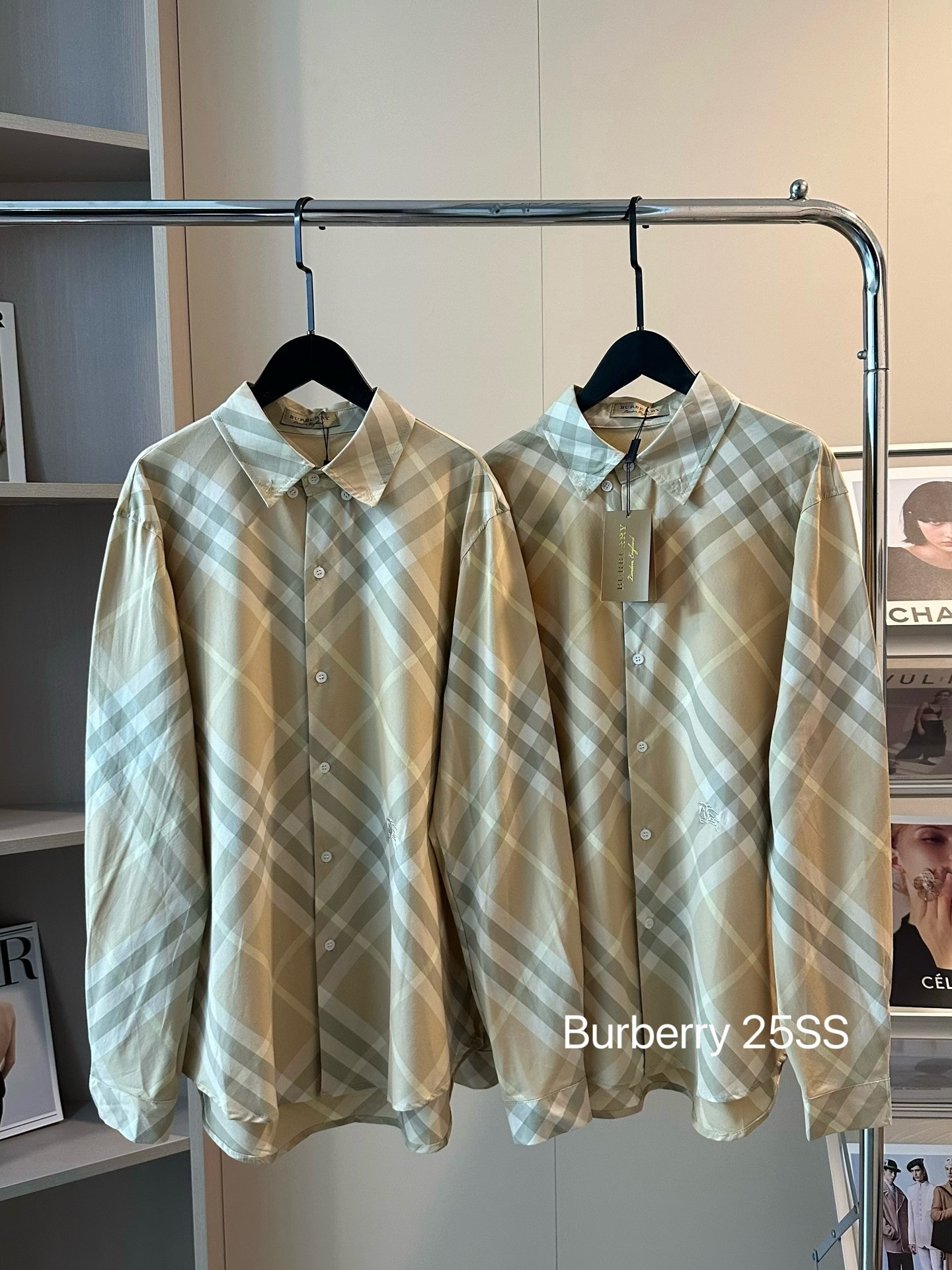 💰120
Burberry巴宝莉25SS新款卡其格纹纽扣衬衫外套
这绝对是bbr家最好看的衬衣🪹奢华感满满
救命！这件Bbr衬衫也太太太显贵了吧！
穿上秒变老钱风气质女孩💼回头率不要太高
下摆战马刺绣logo 不费力气的时髦单品～
纯棉麻料没有过多的重量感 高级又清爽
财阀千金大小姐上线😎是live也是life！！
Color:浅卡其
Size:S M  L
S  后衣长64胸围112落肩袖
M 后衣长66胸围114落肩袖
L  后衣长68胸围116落肩袖