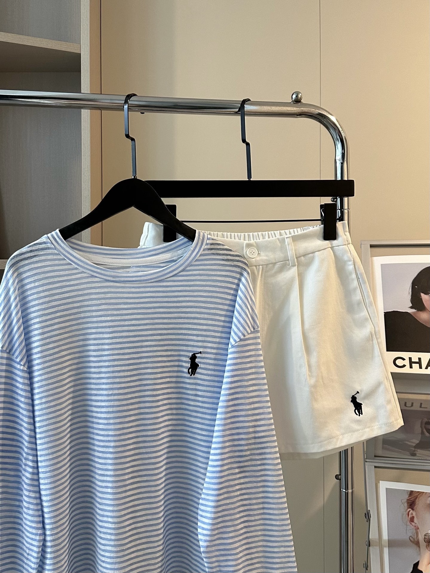  
💰115一套 Ralph Lauren拉夫劳伦刺绣防晒条纹长袖短裤套装
韩里韩气的太好看啦吧🩵🩵时髦防晒两不误
重工万针刺绣logo🙅🏼‍♀️好看又高级！！
上衣竹节棉面料绝对是今夏防晒首选⭐⭐
短裤采用牛仔布面料 硬挺有型不容易皱～
有氧元气穿搭谁穿谁好看！！夏日必备了🏴
Color:条纹
Size:M L
       上衣
M胸围100衣长63面料有弹力
 L胸围102衣长65面料有弹力
       短裤
M裤长39臀围46松紧腰
L 裤长40臀围48松紧腰