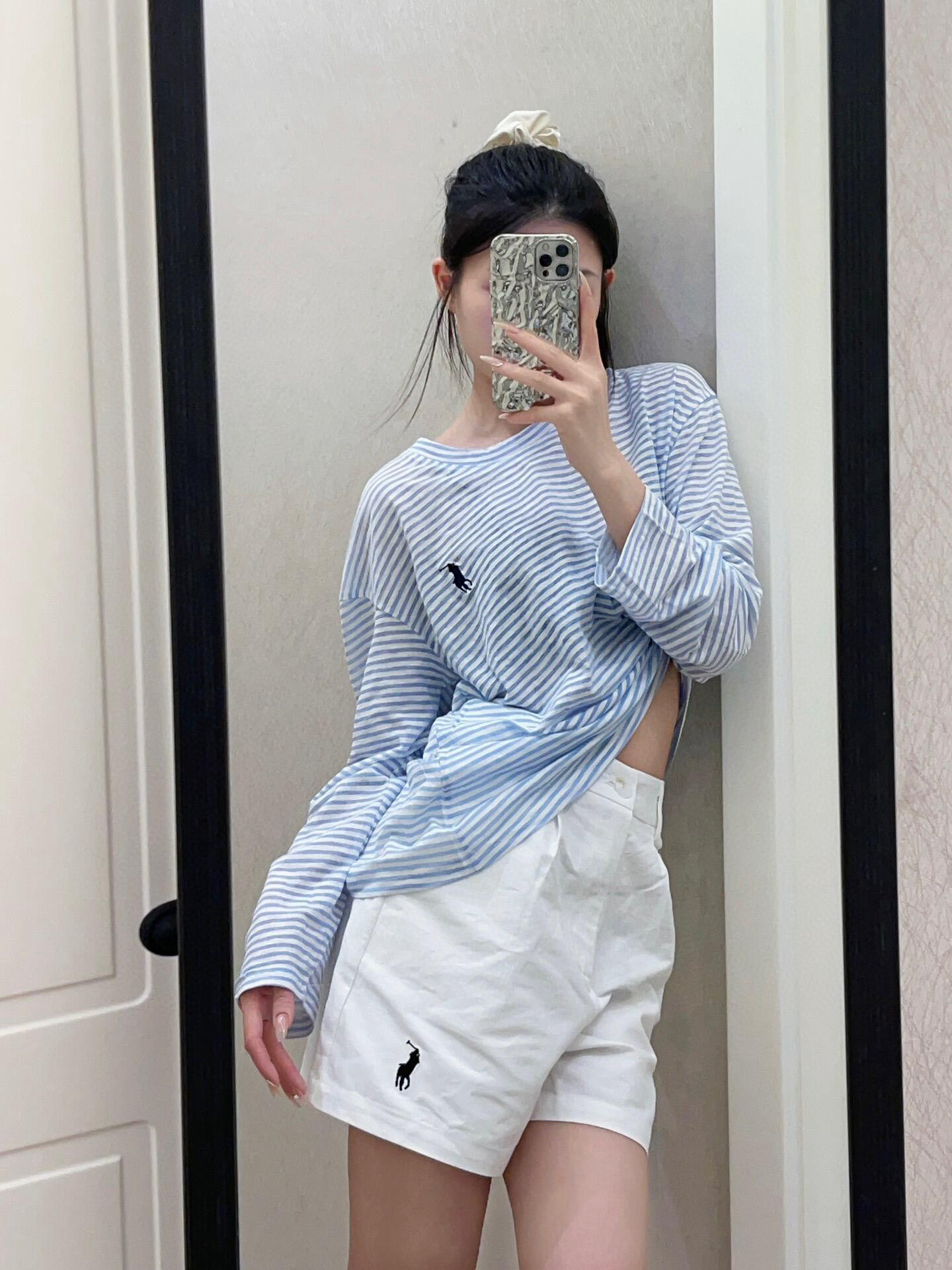  
💰115一套 Ralph Lauren拉夫劳伦刺绣防晒条纹长袖短裤套装
韩里韩气的太好看啦吧🩵🩵时髦防晒两不误
重工万针刺绣logo🙅🏼‍♀️好看又高级！！
上衣竹节棉面料绝对是今夏防晒首选⭐⭐
短裤采用牛仔布面料 硬挺有型不容易皱～
有氧元气穿搭谁穿谁好看！！夏日必备了🏴
Color:条纹
Size:M L
       上衣
M胸围100衣长63面料有弹力
 L胸围102衣长65面料有弹力
       短裤
M裤长39臀围46松紧腰
L 裤长40臀围48松紧腰
