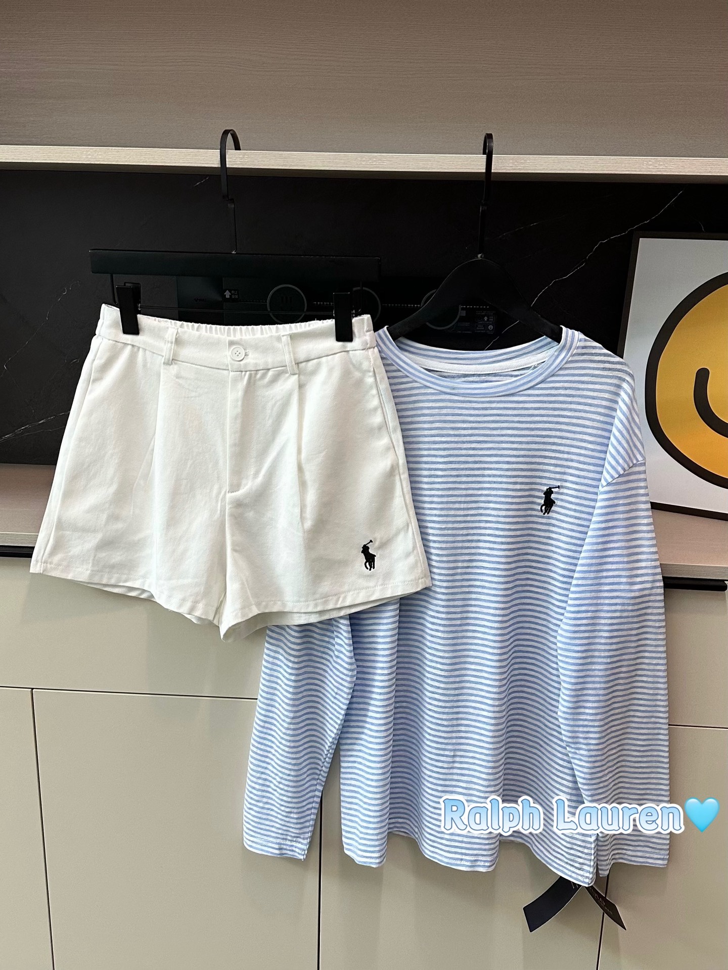  
💰115一套 Ralph Lauren拉夫劳伦刺绣防晒条纹长袖短裤套装
韩里韩气的太好看啦吧🩵🩵时髦防晒两不误
重工万针刺绣logo🙅🏼‍♀️好看又高级！！
上衣竹节棉面料绝对是今夏防晒首选⭐⭐
短裤采用牛仔布面料 硬挺有型不容易皱～
有氧元气穿搭谁穿谁好看！！夏日必备了🏴
Color:条纹
Size:M L
       上衣
M胸围100衣长63面料有弹力
 L胸围102衣长65面料有弹力
       短裤
M裤长39臀围46松紧腰
L 裤长40臀围48松紧腰