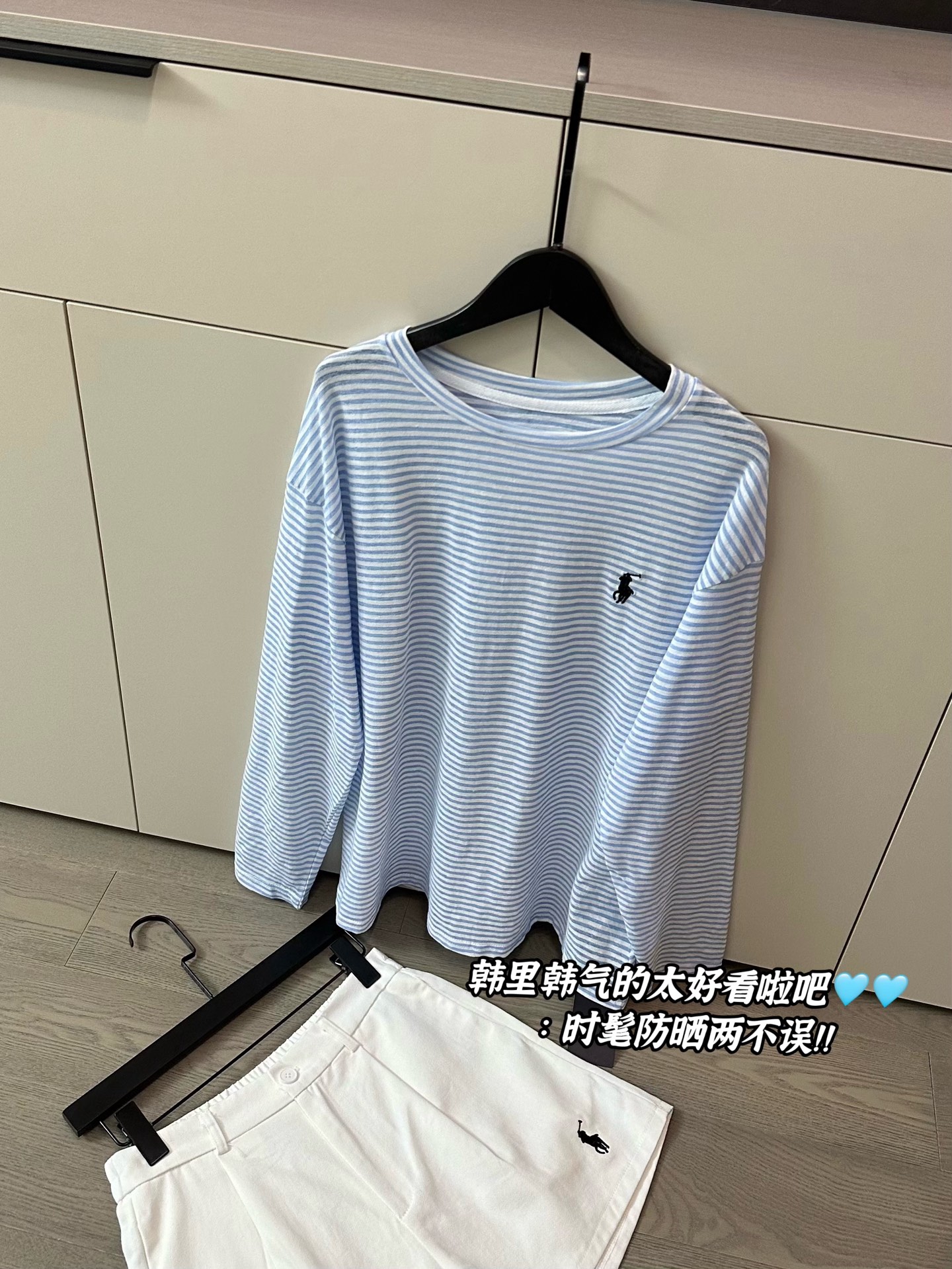  
💰115一套 Ralph Lauren拉夫劳伦刺绣防晒条纹长袖短裤套装
韩里韩气的太好看啦吧🩵🩵时髦防晒两不误
重工万针刺绣logo🙅🏼‍♀️好看又高级！！
上衣竹节棉面料绝对是今夏防晒首选⭐⭐
短裤采用牛仔布面料 硬挺有型不容易皱～
有氧元气穿搭谁穿谁好看！！夏日必备了🏴
Color:条纹
Size:M L
       上衣
M胸围100衣长63面料有弹力
 L胸围102衣长65面料有弹力
       短裤
M裤长39臀围46松紧腰
L 裤长40臀围48松紧腰