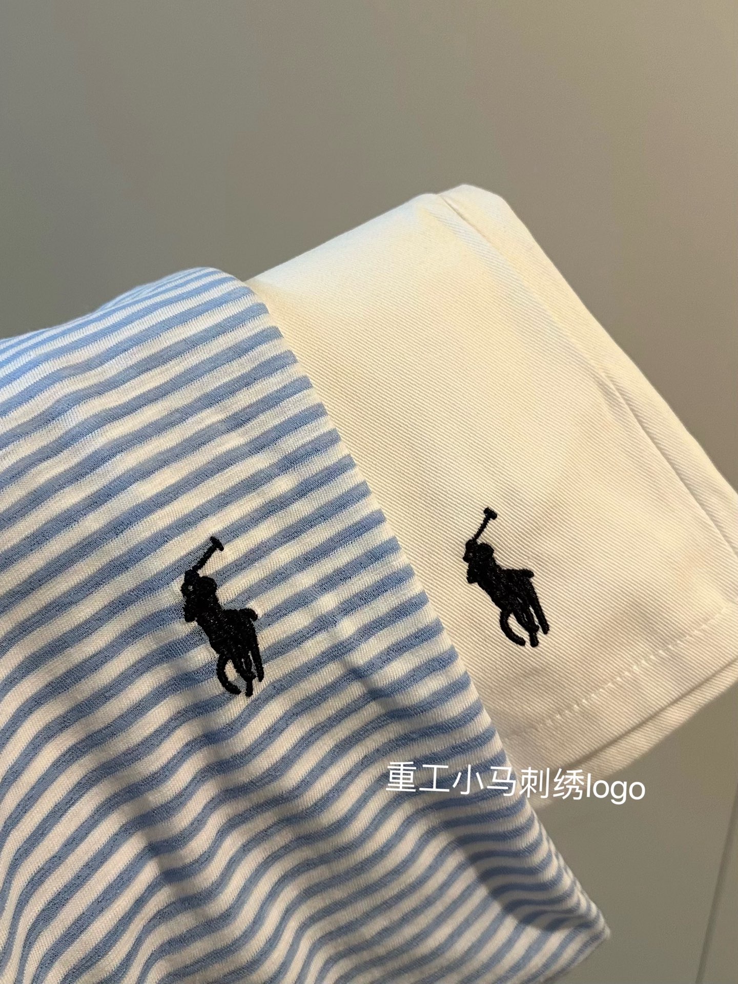  
💰115一套 Ralph Lauren拉夫劳伦刺绣防晒条纹长袖短裤套装
韩里韩气的太好看啦吧🩵🩵时髦防晒两不误
重工万针刺绣logo🙅🏼‍♀️好看又高级！！
上衣竹节棉面料绝对是今夏防晒首选⭐⭐
短裤采用牛仔布面料 硬挺有型不容易皱～
有氧元气穿搭谁穿谁好看！！夏日必备了🏴
Color:条纹
Size:M L
       上衣
M胸围100衣长63面料有弹力
 L胸围102衣长65面料有弹力
       短裤
M裤长39臀围46松紧腰
L 裤长40臀围48松紧腰