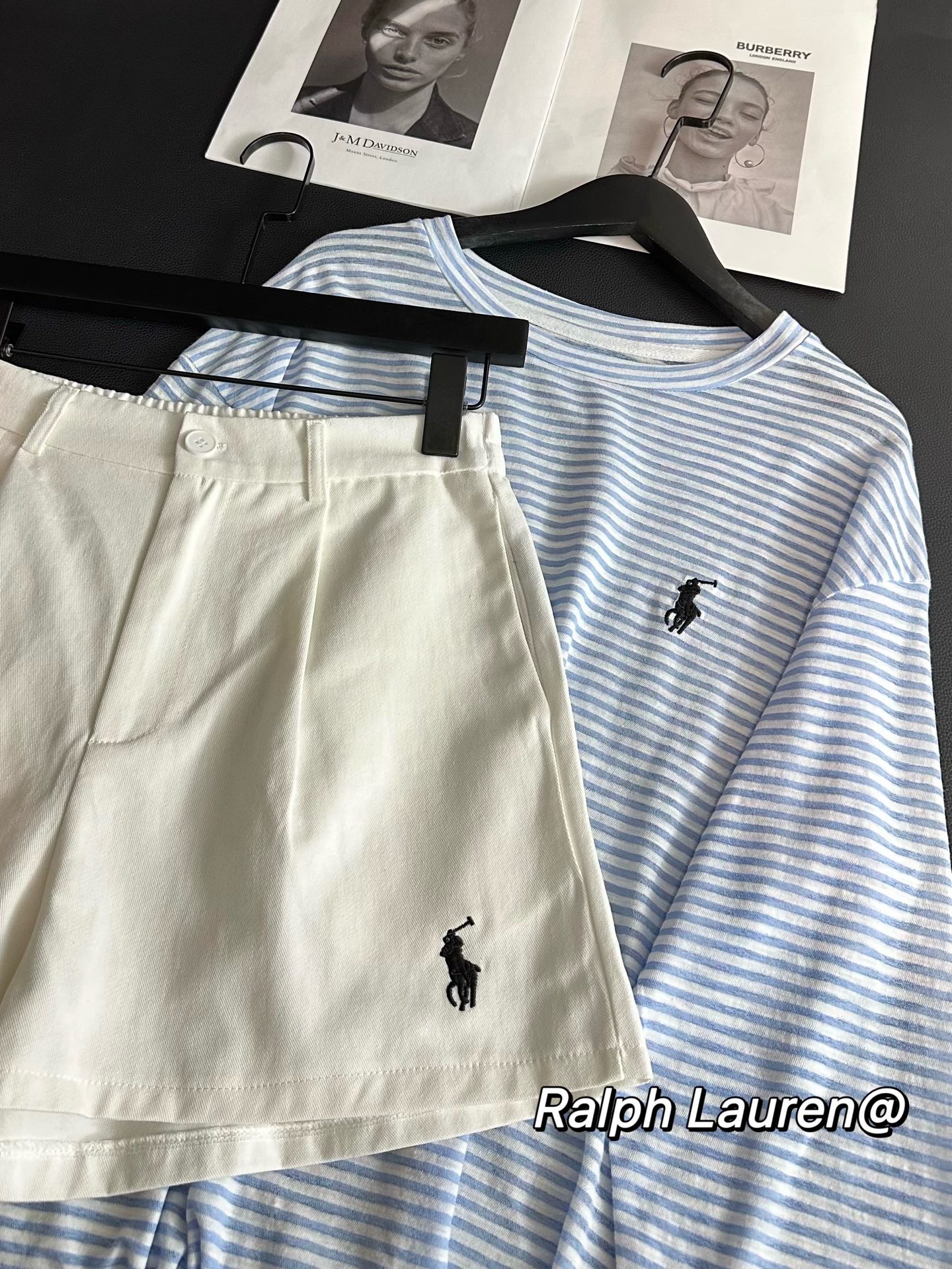  
💰115一套 Ralph Lauren拉夫劳伦刺绣防晒条纹长袖短裤套装
韩里韩气的太好看啦吧🩵🩵时髦防晒两不误
重工万针刺绣logo🙅🏼‍♀️好看又高级！！
上衣竹节棉面料绝对是今夏防晒首选⭐⭐
短裤采用牛仔布面料 硬挺有型不容易皱～
有氧元气穿搭谁穿谁好看！！夏日必备了🏴
Color:条纹
Size:M L
       上衣
M胸围100衣长63面料有弹力
 L胸围102衣长65面料有弹力
       短裤
M裤长39臀围46松紧腰
L 裤长40臀围48松紧腰