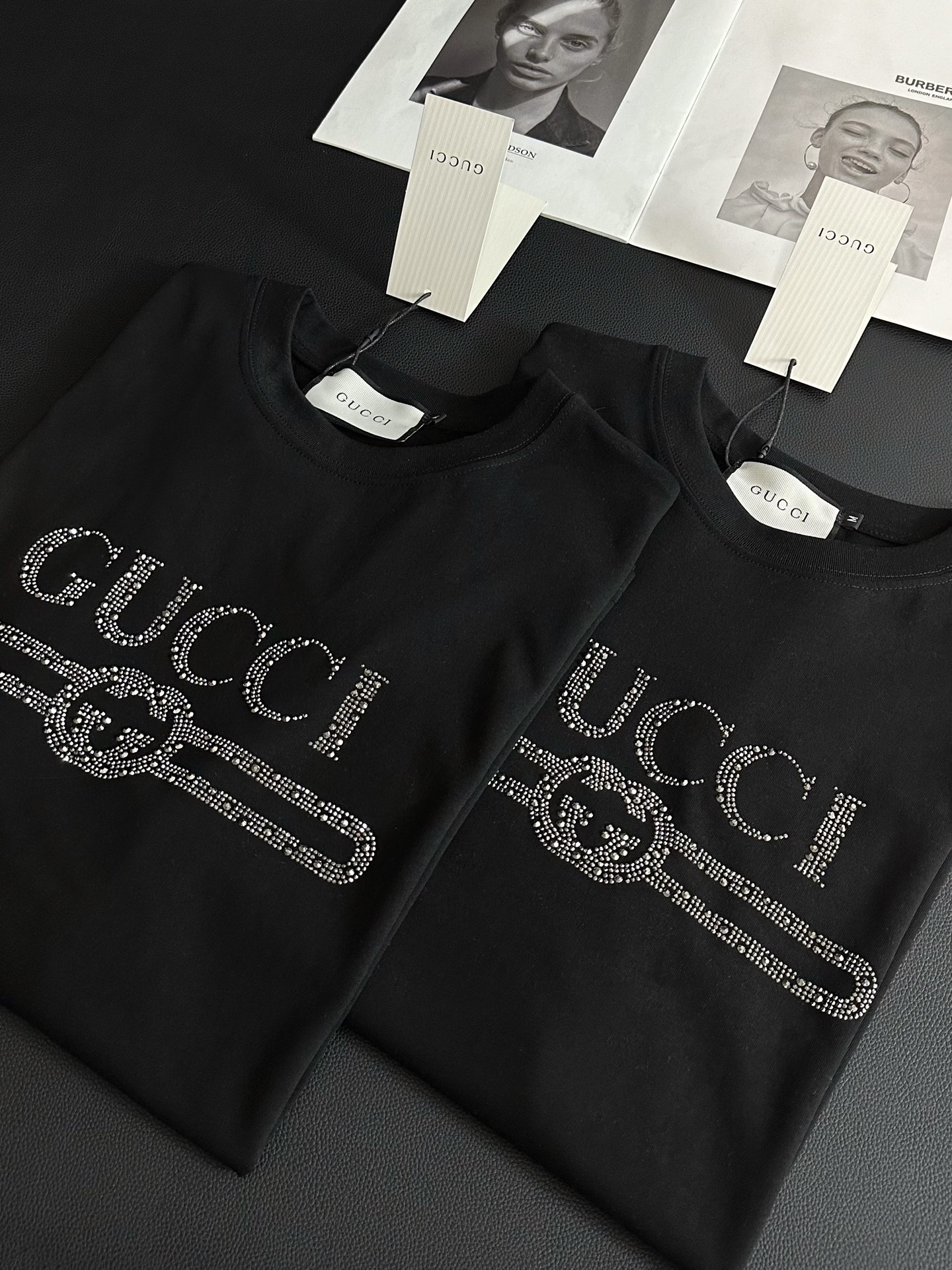  
💰90 Gucci古驰新款星空水钻高级黑短袖T恤
Blingbling太高级好看⭐⭐狠狠get～
永远没法拒绝闪闪发光的T恤！！
超重工双G图案烫钻 颗颗闪耀✨简直没理由拒绝
细腻钻钻今年的流量密码❤️看见就爱～
纯棉260g双纱面料 黑色高级感直接拉满
无敌显瘦🤍怎么穿都超级时髦 当内搭超美
Color:黑色
Size:M-XL
M 胸围112衣长68
L  胸围114衣长70
XL胸围116衣长72