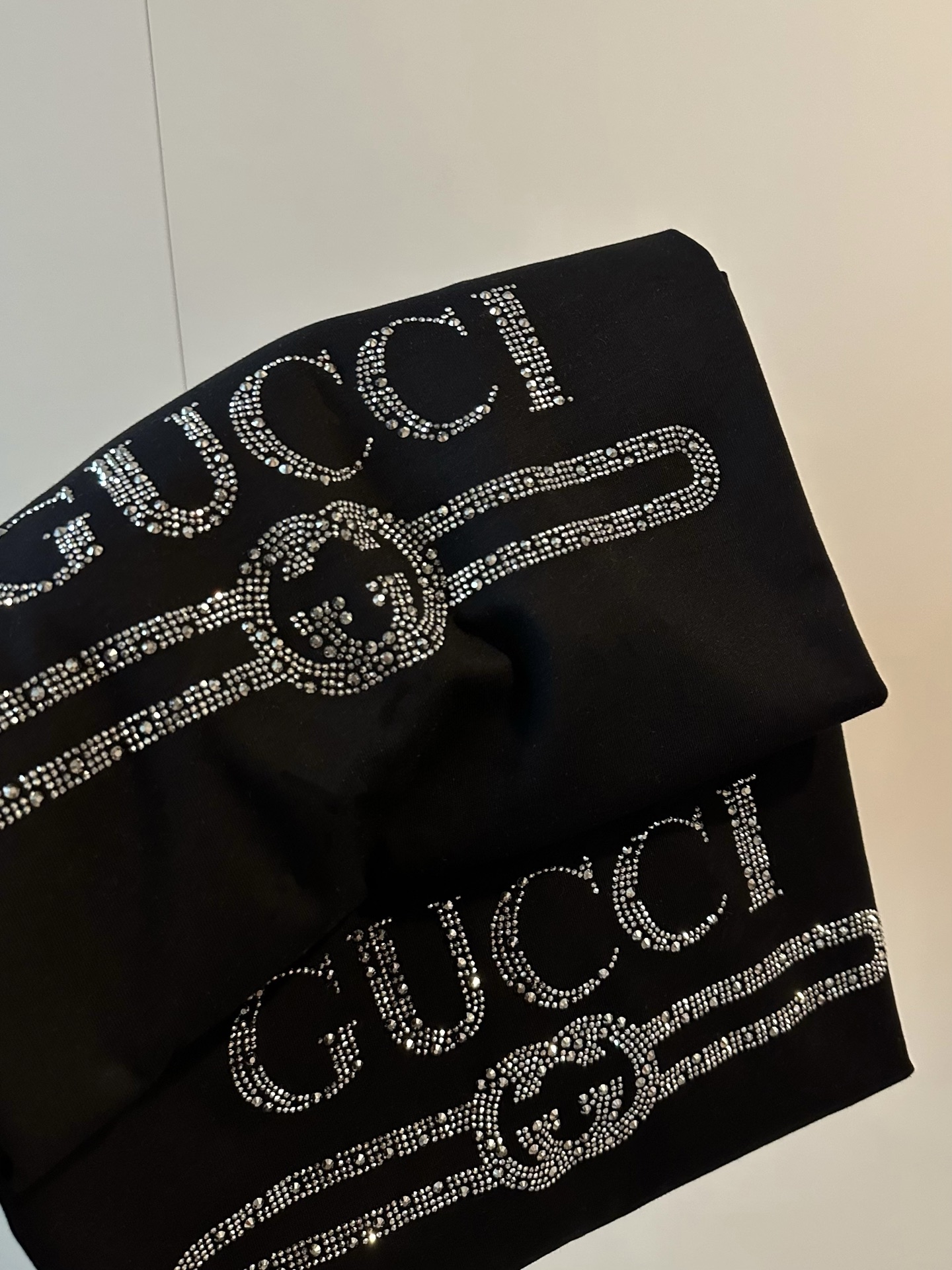  
💰90 Gucci古驰新款星空水钻高级黑短袖T恤
Blingbling太高级好看⭐⭐狠狠get～
永远没法拒绝闪闪发光的T恤！！
超重工双G图案烫钻 颗颗闪耀✨简直没理由拒绝
细腻钻钻今年的流量密码❤️看见就爱～
纯棉260g双纱面料 黑色高级感直接拉满
无敌显瘦🤍怎么穿都超级时髦 当内搭超美
Color:黑色
Size:M-XL
M 胸围112衣长68
L  胸围114衣长70
XL胸围116衣长72