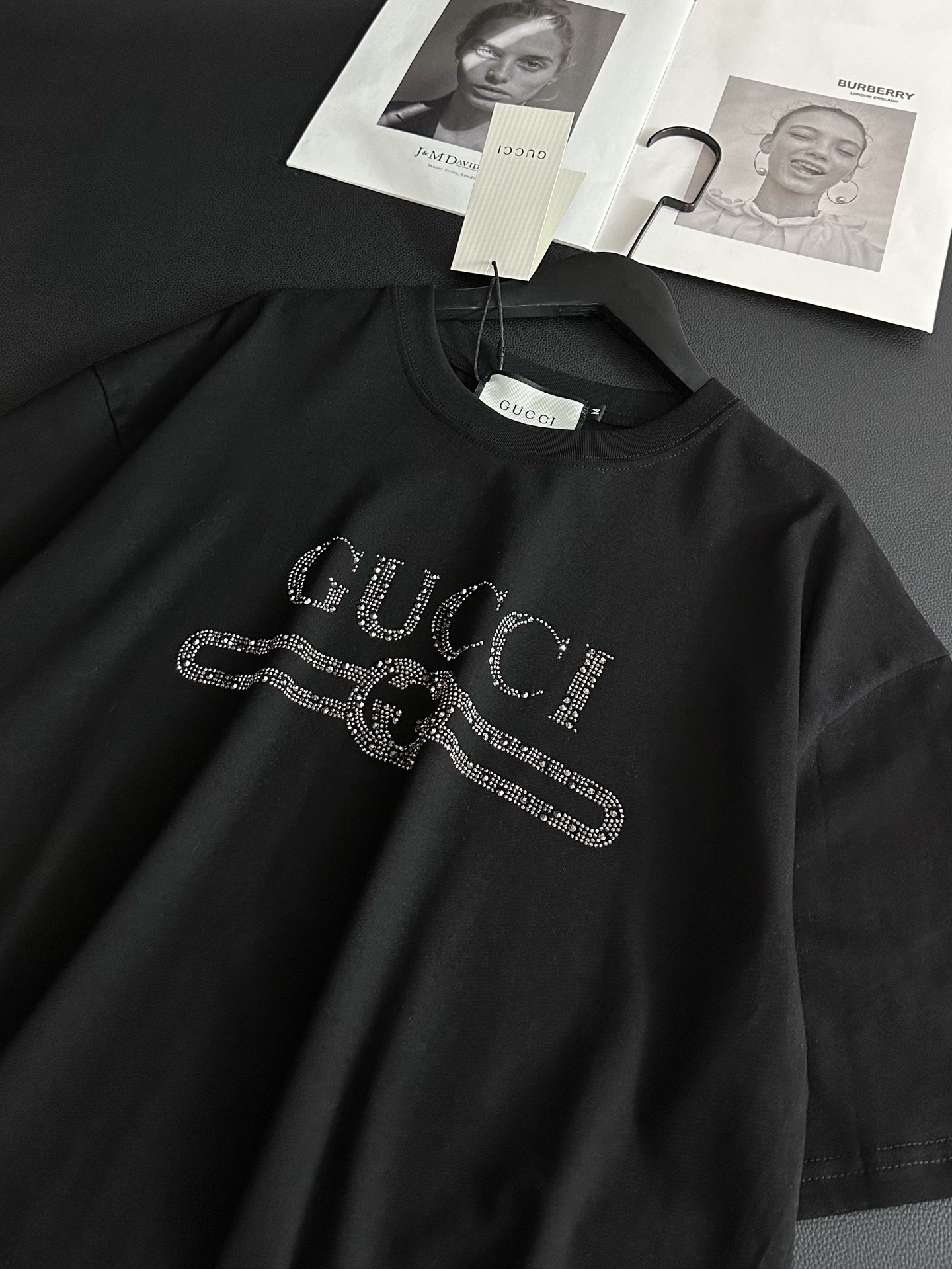 
💰90 Gucci古驰新款星空水钻高级黑短袖T恤
Blingbling太高级好看⭐⭐狠狠get～
永远没法拒绝闪闪发光的T恤！！
超重工双G图案烫钻 颗颗闪耀✨简直没理由拒绝
细腻钻钻今年的流量密码❤️看见就爱～
纯棉260g双纱面料 黑色高级感直接拉满
无敌显瘦🤍怎么穿都超级时髦 当内搭超美
Color:黑色
Size:M-XL
M 胸围112衣长68
L  胸围114衣长70
XL胸围116衣长72