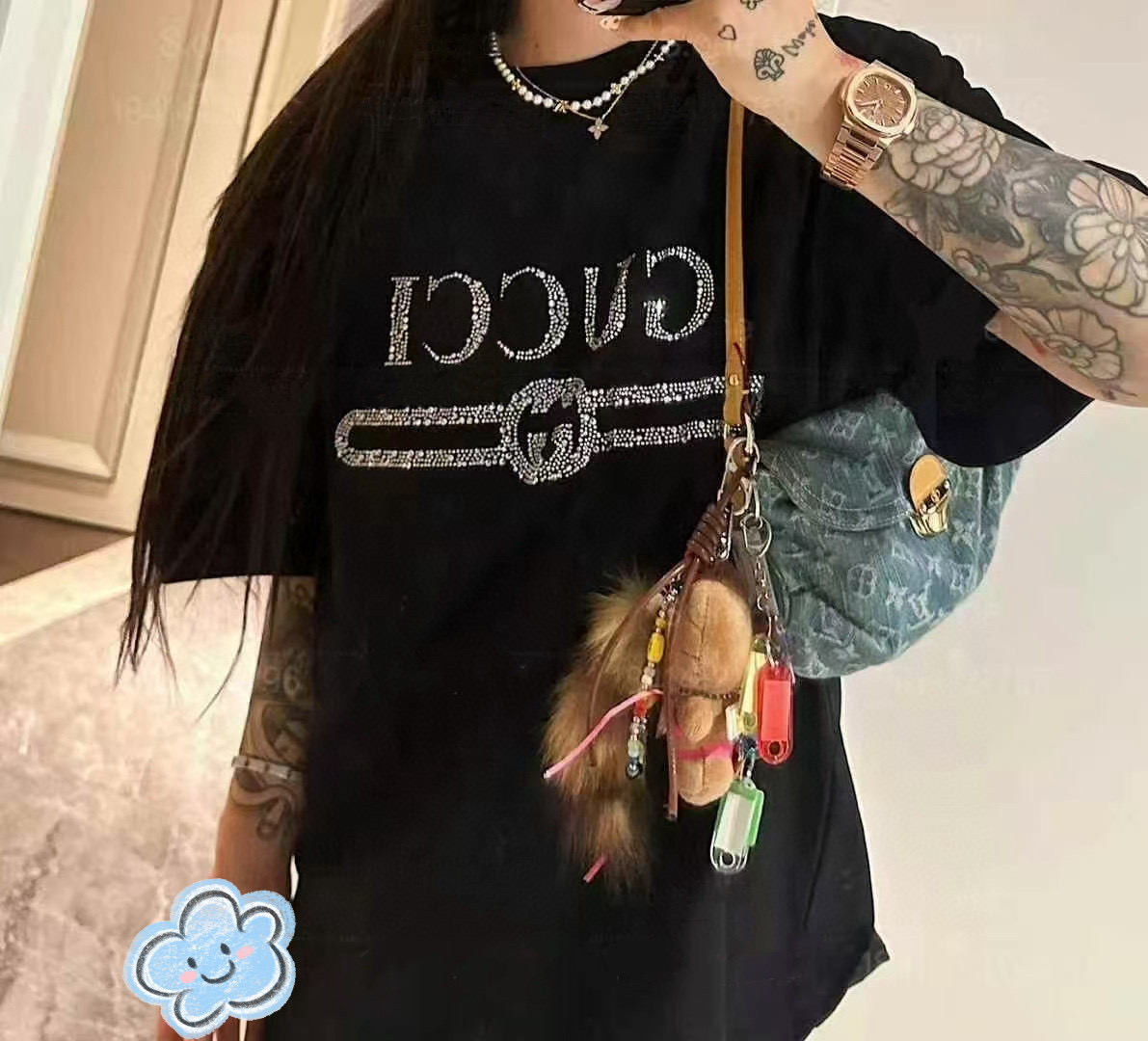  
💰90 Gucci古驰新款星空水钻高级黑短袖T恤
Blingbling太高级好看⭐⭐狠狠get～
永远没法拒绝闪闪发光的T恤！！
超重工双G图案烫钻 颗颗闪耀✨简直没理由拒绝
细腻钻钻今年的流量密码❤️看见就爱～
纯棉260g双纱面料 黑色高级感直接拉满
无敌显瘦🤍怎么穿都超级时髦 当内搭超美
Color:黑色
Size:M-XL
M 胸围112衣长68
L  胸围114衣长70
XL胸围116衣长72