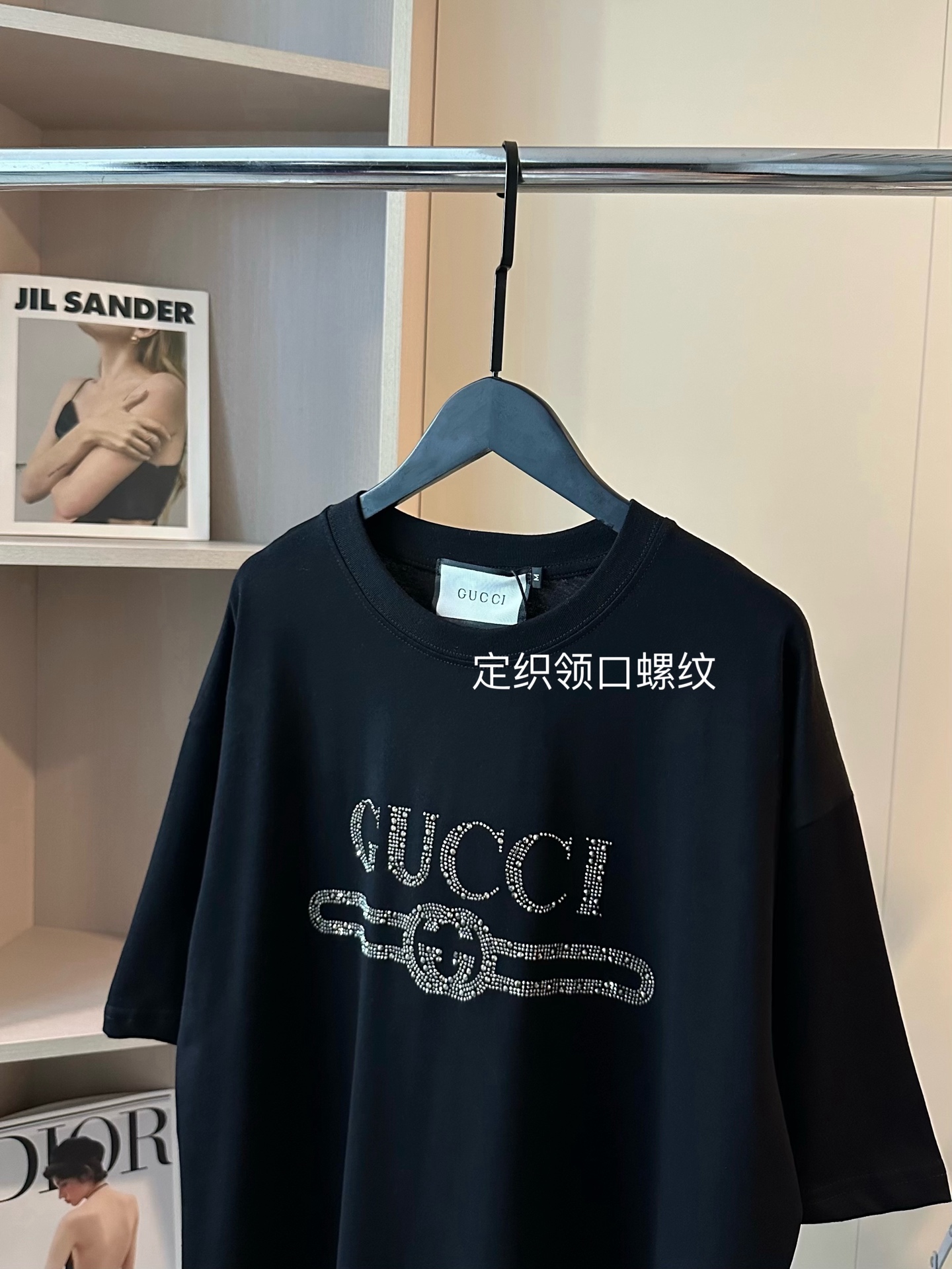  
💰90 Gucci古驰新款星空水钻高级黑短袖T恤
Blingbling太高级好看⭐⭐狠狠get～
永远没法拒绝闪闪发光的T恤！！
超重工双G图案烫钻 颗颗闪耀✨简直没理由拒绝
细腻钻钻今年的流量密码❤️看见就爱～
纯棉260g双纱面料 黑色高级感直接拉满
无敌显瘦🤍怎么穿都超级时髦 当内搭超美
Color:黑色
Size:M-XL
M 胸围112衣长68
L  胸围114衣长70
XL胸围116衣长72