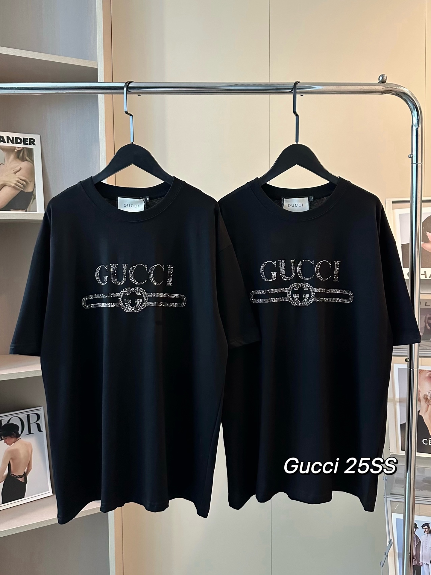  
💰90 Gucci古驰新款星空水钻高级黑短袖T恤
Blingbling太高级好看⭐⭐狠狠get～
永远没法拒绝闪闪发光的T恤！！
超重工双G图案烫钻 颗颗闪耀✨简直没理由拒绝
细腻钻钻今年的流量密码❤️看见就爱～
纯棉260g双纱面料 黑色高级感直接拉满
无敌显瘦🤍怎么穿都超级时髦 当内搭超美
Color:黑色
Size:M-XL
M 胸围112衣长68
L  胸围114衣长70
XL胸围116衣长72