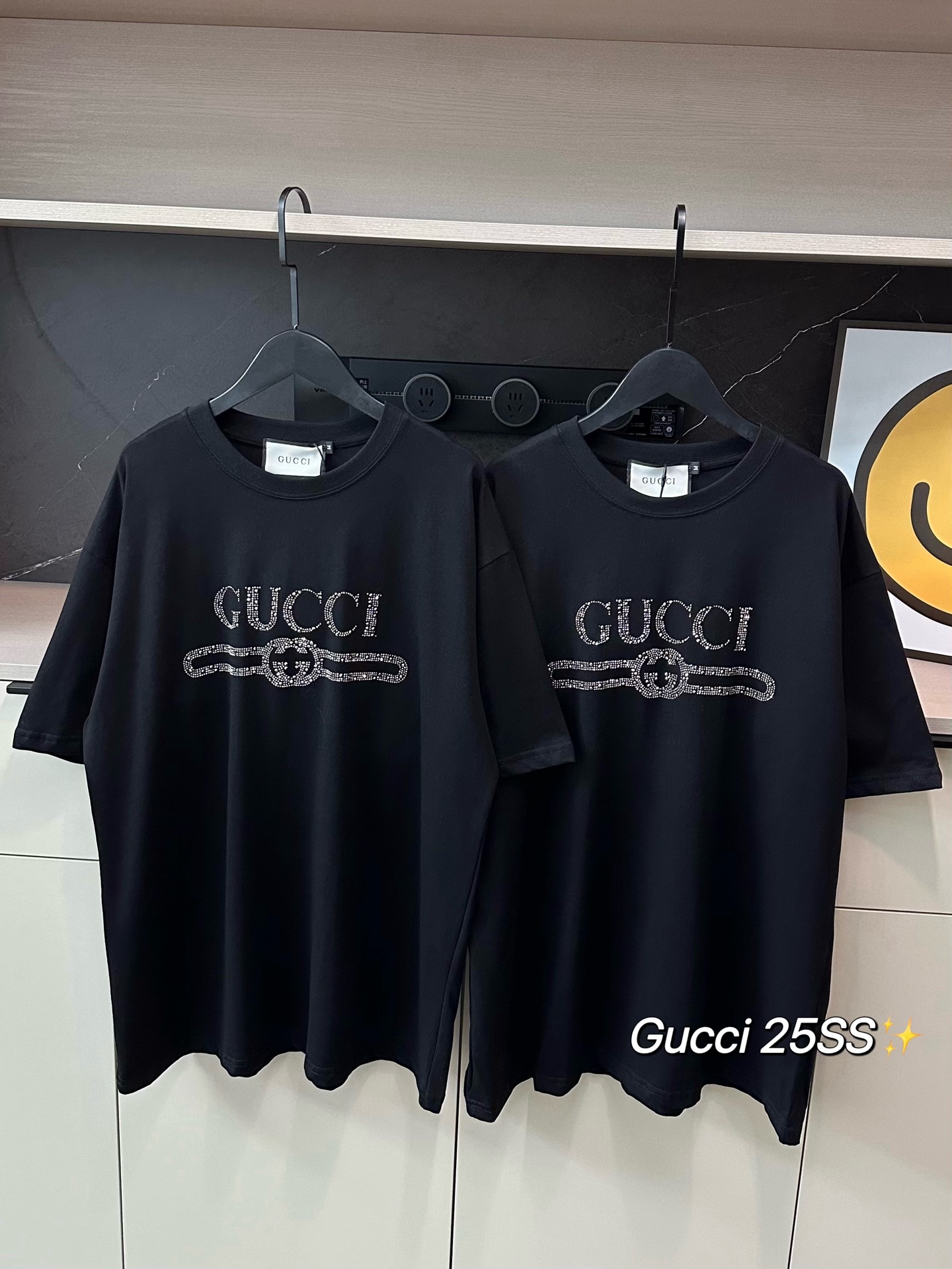  
💰90 Gucci古驰新款星空水钻高级黑短袖T恤
Blingbling太高级好看⭐⭐狠狠get～
永远没法拒绝闪闪发光的T恤！！
超重工双G图案烫钻 颗颗闪耀✨简直没理由拒绝
细腻钻钻今年的流量密码❤️看见就爱～
纯棉260g双纱面料 黑色高级感直接拉满
无敌显瘦🤍怎么穿都超级时髦 当内搭超美
Color:黑色
Size:M-XL
M 胸围112衣长68
L  胸围114衣长70
XL胸围116衣长72