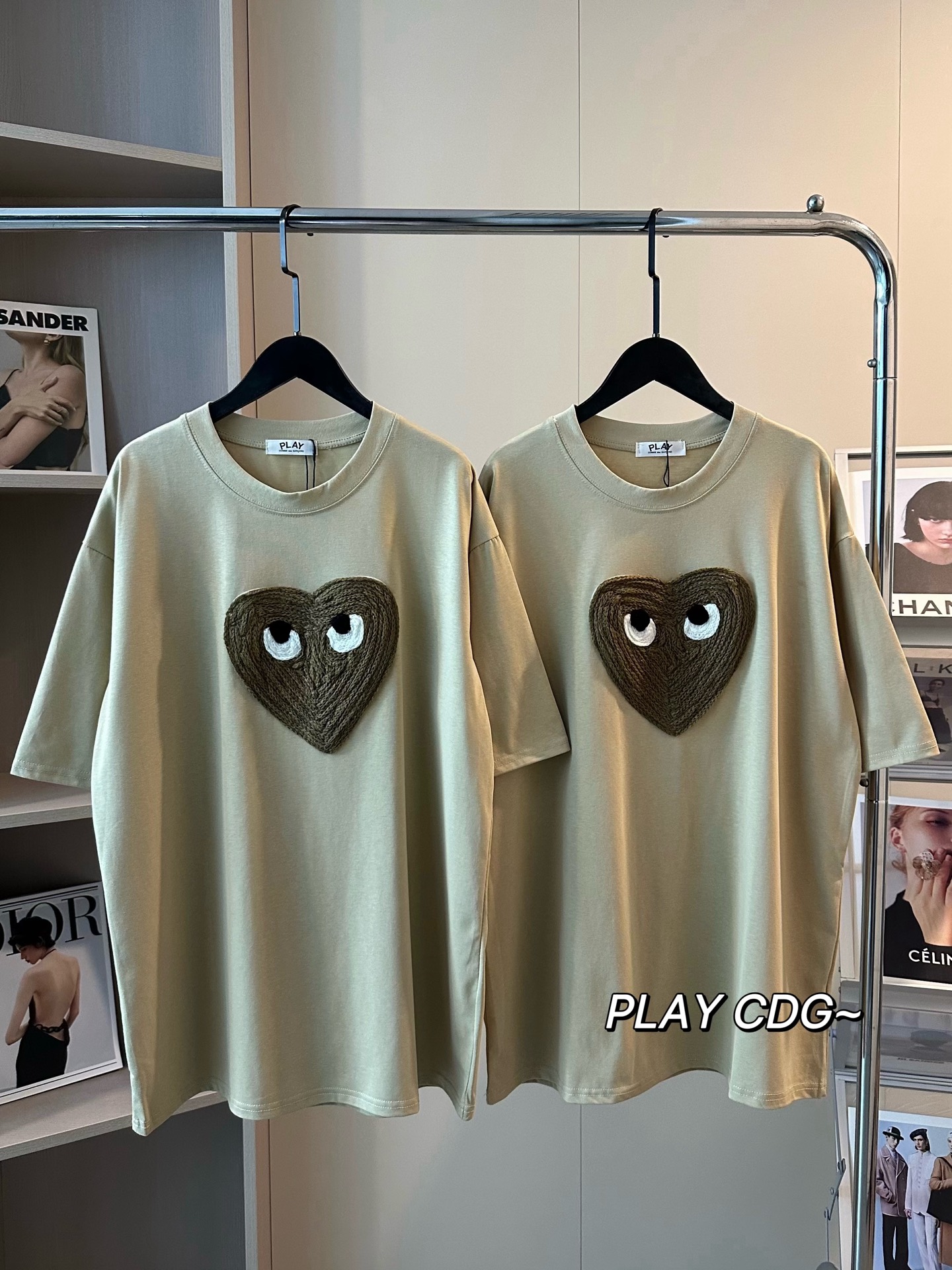  
💰95 PLAY川久保玲CDG重工毛线爱心刺绣卡其棕短袖
救命🥹抢钱川久保玲又来了 在线诱惑！！
永远可以相信奶茶tee 上身显白很有存在感
手工毛线缝制爱心🤎棕色的太太太好看了吧
纯棉260g双纱面料 人手必备的一件质感T
版型无敌好谁穿谁好看🉑妥妥纸片人‼️
Color:卡其色
Size:M-XL
M 胸围112衣长68
L  胸围114衣长70
XL胸围116衣长72