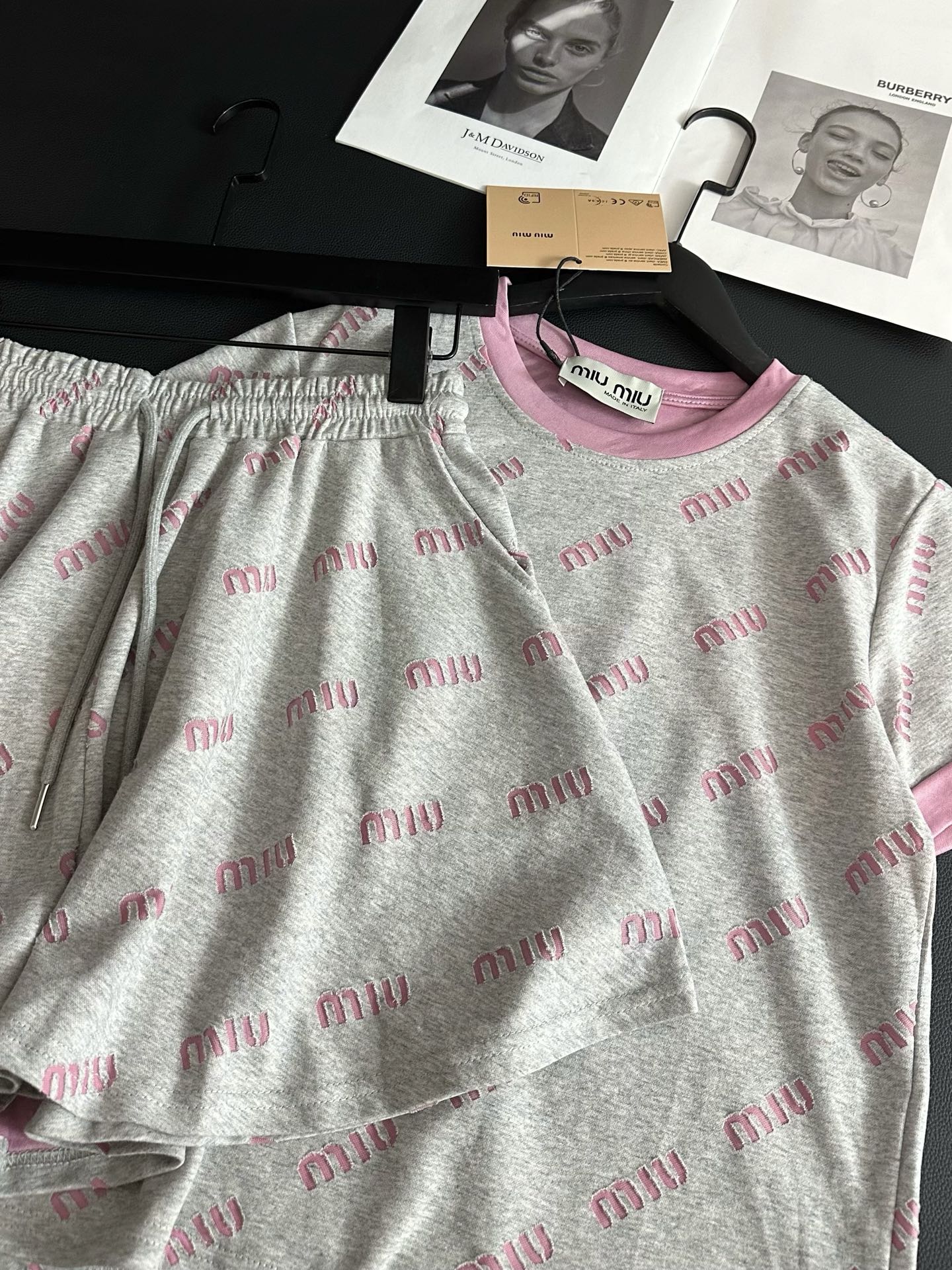 
💰125一套 MiuMiu缪缪家全身提花logo灰粉色短袖短裤两件套
灰色太高级了宝子们✔️✔️懒人必备套装
显白又中性调的灰 颜色非常的有氛围
粉色+灰色双层面料🩷🩶全身重工提花logo
纯棉280g面料软软糯糯 上身hin垂舒适感棒棒的
富家乖乖女套装谁穿谁好看！今年必备了👑
Color:高级灰色
Size:M L
       上衣
M胸围90衣长54
L 胸围92衣长56
     短裤
M裤长39臀围53松紧腰
L 裤长40臀围55松紧腰