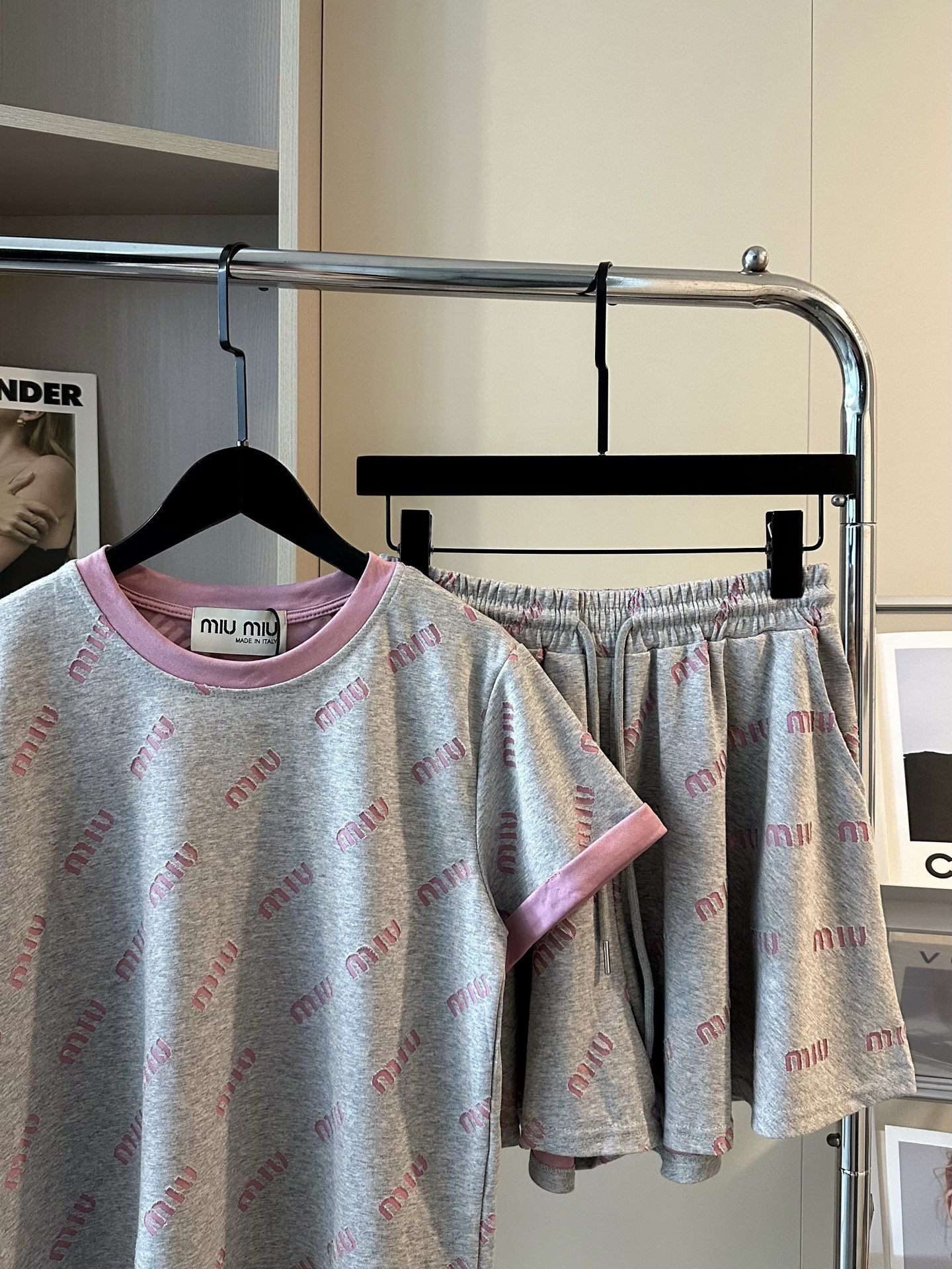  
💰125一套 MiuMiu缪缪家全身提花logo灰粉色短袖短裤两件套
灰色太高级了宝子们✔️✔️懒人必备套装
显白又中性调的灰 颜色非常的有氛围
粉色+灰色双层面料🩷🩶全身重工提花logo
纯棉280g面料软软糯糯 上身hin垂舒适感棒棒的
富家乖乖女套装谁穿谁好看！今年必备了👑
Color:高级灰色
Size:M L
       上衣
M胸围90衣长54
L 胸围92衣长56
     短裤
M裤长39臀围53松紧腰
L 裤长40臀围55松紧腰