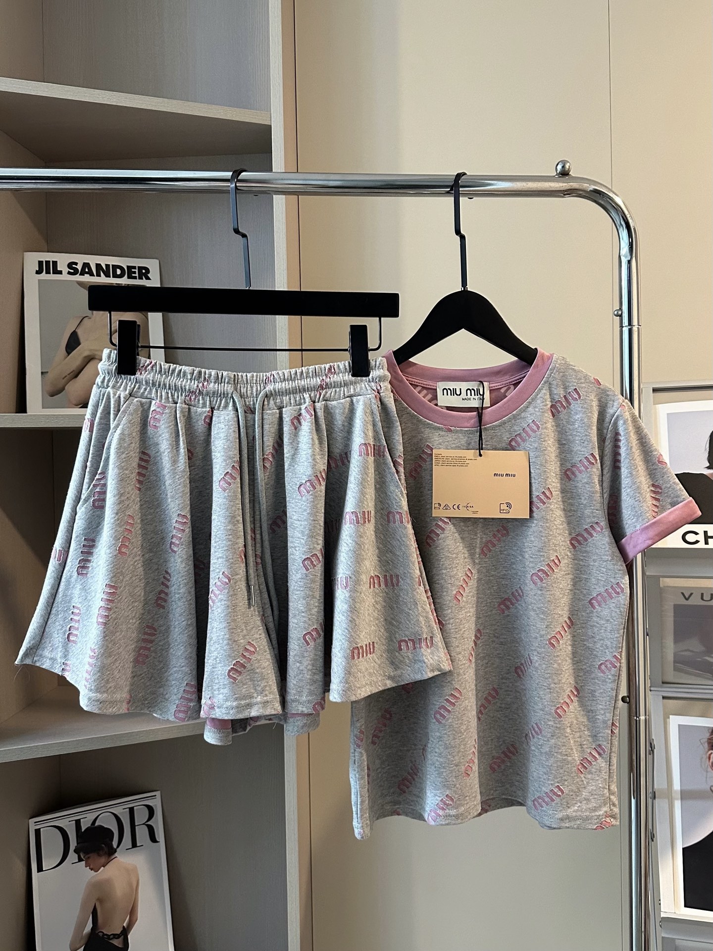  
💰125一套 MiuMiu缪缪家全身提花logo灰粉色短袖短裤两件套
灰色太高级了宝子们✔️✔️懒人必备套装
显白又中性调的灰 颜色非常的有氛围
粉色+灰色双层面料🩷🩶全身重工提花logo
纯棉280g面料软软糯糯 上身hin垂舒适感棒棒的
富家乖乖女套装谁穿谁好看！今年必备了👑
Color:高级灰色
Size:M L
       上衣
M胸围90衣长54
L 胸围92衣长56
     短裤
M裤长39臀围53松紧腰
L 裤长40臀围55松紧腰