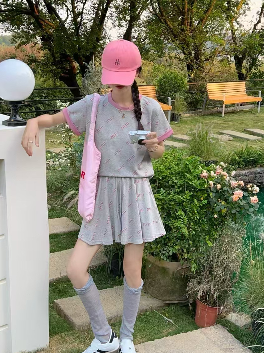  
💰125一套 MiuMiu缪缪家全身提花logo灰粉色短袖短裤两件套
灰色太高级了宝子们✔️✔️懒人必备套装
显白又中性调的灰 颜色非常的有氛围
粉色+灰色双层面料🩷🩶全身重工提花logo
纯棉280g面料软软糯糯 上身hin垂舒适感棒棒的
富家乖乖女套装谁穿谁好看！今年必备了👑
Color:高级灰色
Size:M L
       上衣
M胸围90衣长54
L 胸围92衣长56
     短裤
M裤长39臀围53松紧腰
L 裤长40臀围55松紧腰