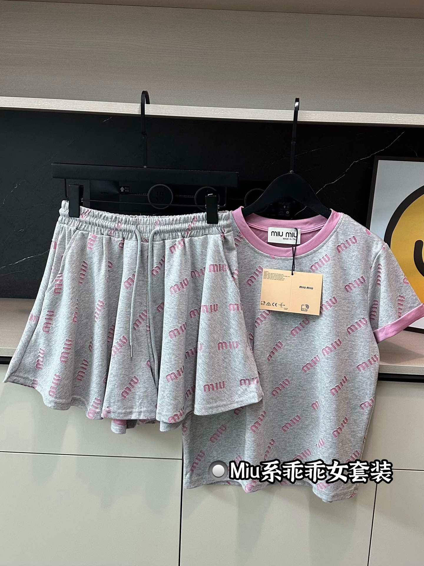  
💰125一套 MiuMiu缪缪家全身提花logo灰粉色短袖短裤两件套
灰色太高级了宝子们✔️✔️懒人必备套装
显白又中性调的灰 颜色非常的有氛围
粉色+灰色双层面料🩷🩶全身重工提花logo
纯棉280g面料软软糯糯 上身hin垂舒适感棒棒的
富家乖乖女套装谁穿谁好看！今年必备了👑
Color:高级灰色
Size:M L
       上衣
M胸围90衣长54
L 胸围92衣长56
     短裤
M裤长39臀围53松紧腰
L 裤长40臀围55松紧腰