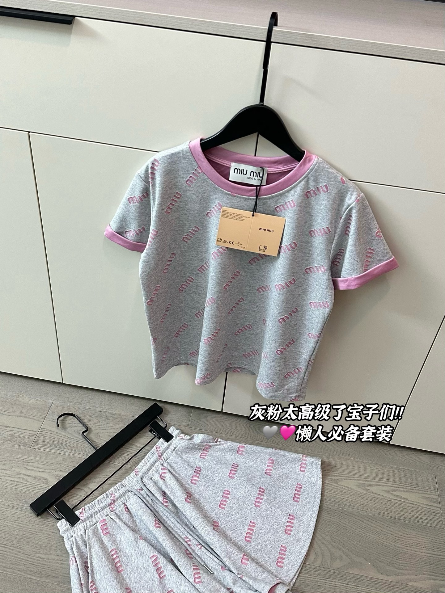  
💰125一套 MiuMiu缪缪家全身提花logo灰粉色短袖短裤两件套
灰色太高级了宝子们✔️✔️懒人必备套装
显白又中性调的灰 颜色非常的有氛围
粉色+灰色双层面料🩷🩶全身重工提花logo
纯棉280g面料软软糯糯 上身hin垂舒适感棒棒的
富家乖乖女套装谁穿谁好看！今年必备了👑
Color:高级灰色
Size:M L
       上衣
M胸围90衣长54
L 胸围92衣长56
     短裤
M裤长39臀围53松紧腰
L 裤长40臀围55松紧腰