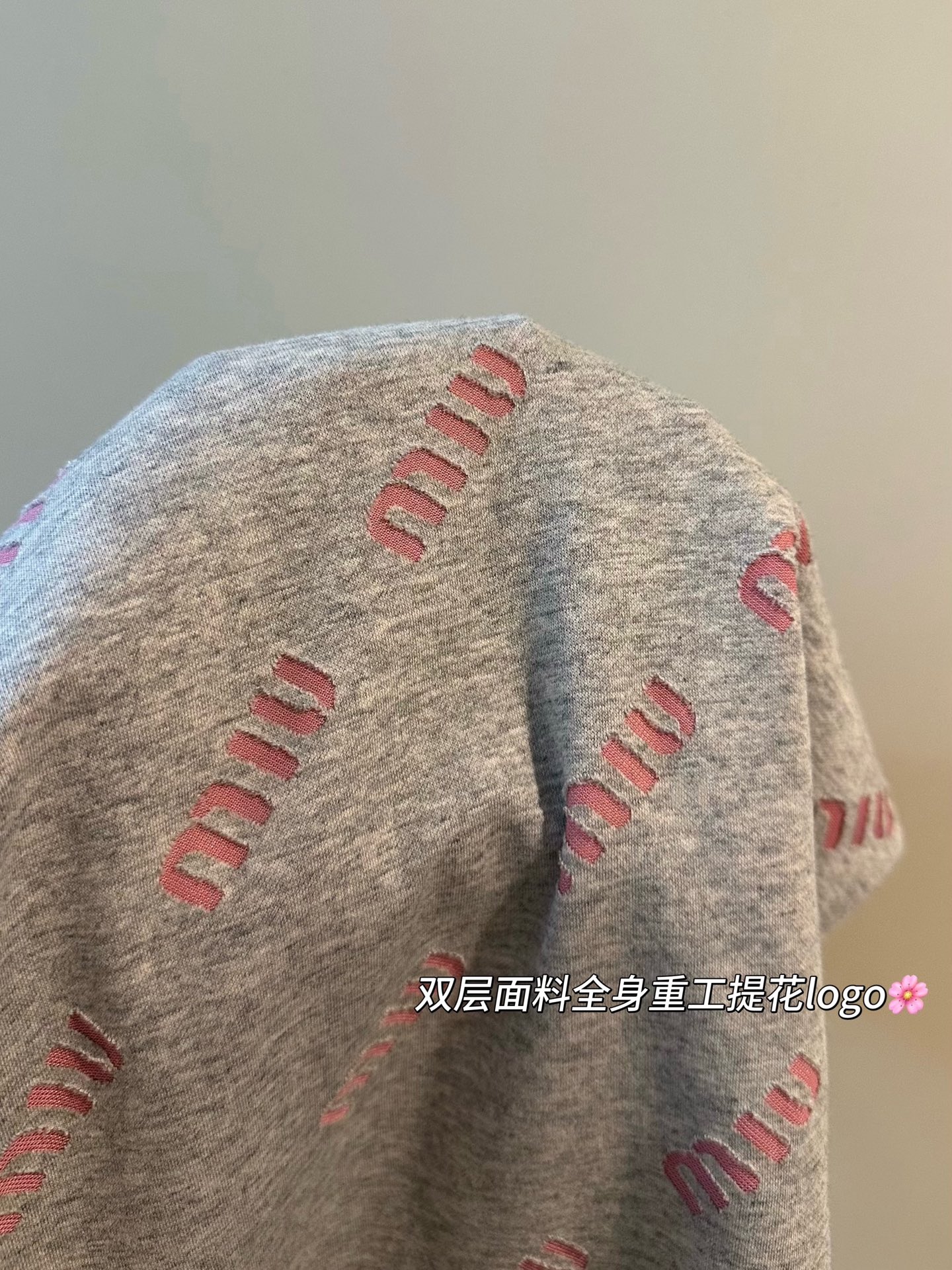  
💰125一套 MiuMiu缪缪家全身提花logo灰粉色短袖短裤两件套
灰色太高级了宝子们✔️✔️懒人必备套装
显白又中性调的灰 颜色非常的有氛围
粉色+灰色双层面料🩷🩶全身重工提花logo
纯棉280g面料软软糯糯 上身hin垂舒适感棒棒的
富家乖乖女套装谁穿谁好看！今年必备了👑
Color:高级灰色
Size:M L
       上衣
M胸围90衣长54
L 胸围92衣长56
     短裤
M裤长39臀围53松紧腰
L 裤长40臀围55松紧腰