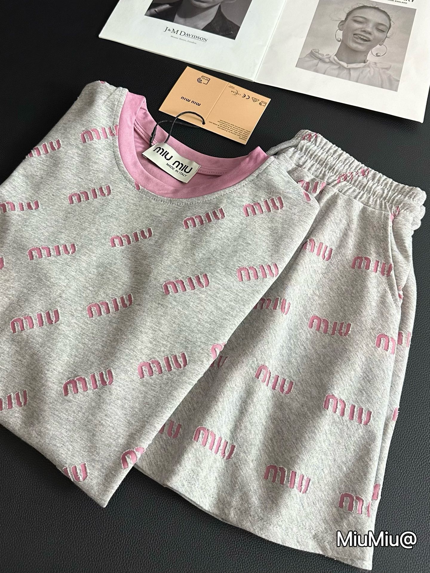  
💰125一套 MiuMiu缪缪家全身提花logo灰粉色短袖短裤两件套
灰色太高级了宝子们✔️✔️懒人必备套装
显白又中性调的灰 颜色非常的有氛围
粉色+灰色双层面料🩷🩶全身重工提花logo
纯棉280g面料软软糯糯 上身hin垂舒适感棒棒的
富家乖乖女套装谁穿谁好看！今年必备了👑
Color:高级灰色
Size:M L
       上衣
M胸围90衣长54
L 胸围92衣长56
     短裤
M裤长39臀围53松紧腰
L 裤长40臀围55松紧腰