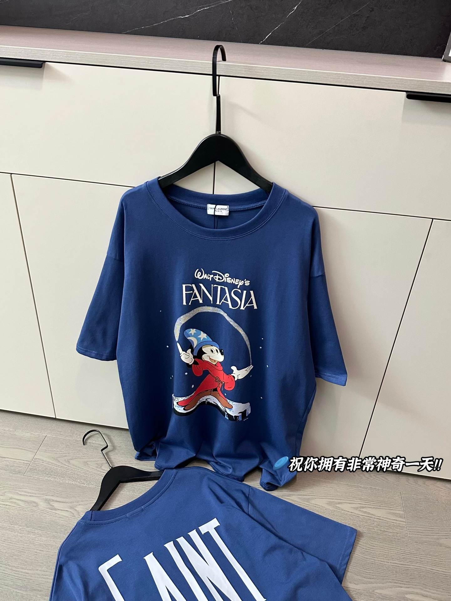  
💰90 Saint Laurent联名迪士尼系列米奇短袖T恤
迪士尼显眼包💙💙上身自带行走的童话滤镜！
妙妙屋闪粉logo太美了 解锁魔法氛围感！
魔法阵、星空、复古海报元素💫细节拉满了
细闪印花➕烫金魔法符号 整件神秘感十足
纯棉260g双纱面料 手感软糯上身无敌舒服
被追着要链接的一件 🥏祝你拥有非常神奇一天！！
Color:藏青
Size:M-XL
M胸围112衣长68
 L 胸围114衣长70
XL胸围116衣长72