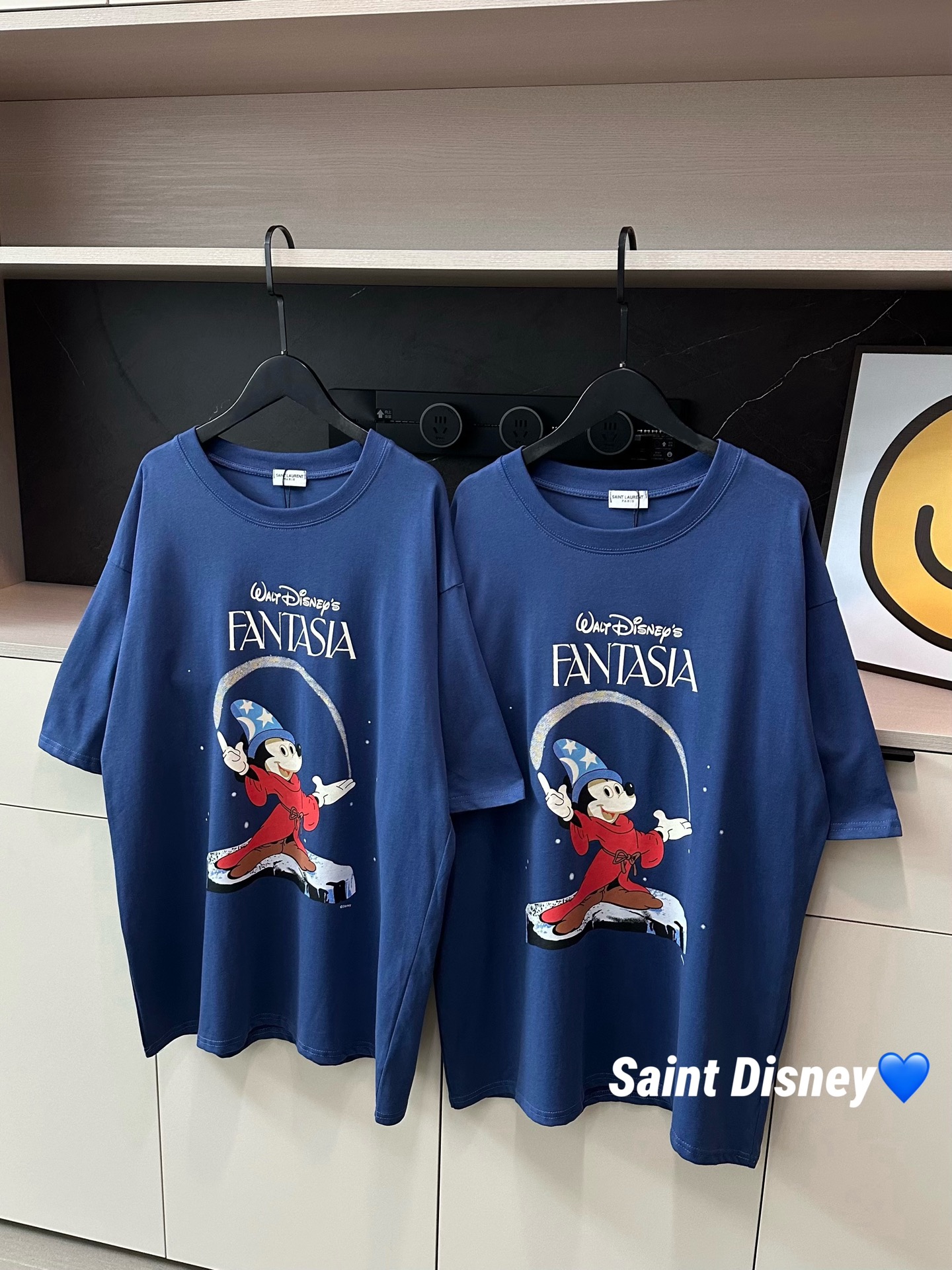  
💰90 Saint Laurent联名迪士尼系列米奇短袖T恤
迪士尼显眼包💙💙上身自带行走的童话滤镜！
妙妙屋闪粉logo太美了 解锁魔法氛围感！
魔法阵、星空、复古海报元素💫细节拉满了
细闪印花➕烫金魔法符号 整件神秘感十足
纯棉260g双纱面料 手感软糯上身无敌舒服
被追着要链接的一件 🥏祝你拥有非常神奇一天！！
Color:藏青
Size:M-XL
M胸围112衣长68
 L 胸围114衣长70
XL胸围116衣长72