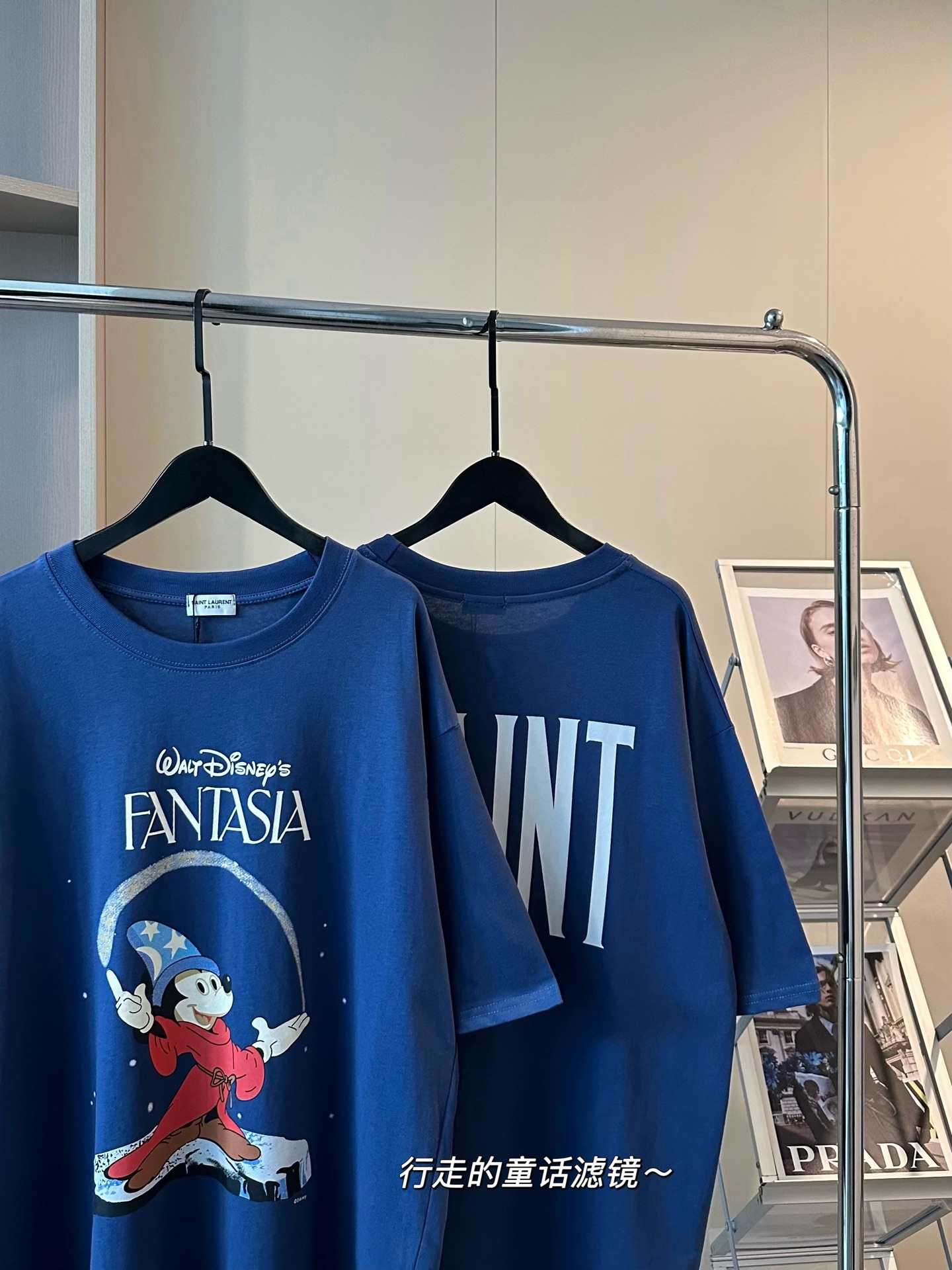  
💰90 Saint Laurent联名迪士尼系列米奇短袖T恤
迪士尼显眼包💙💙上身自带行走的童话滤镜！
妙妙屋闪粉logo太美了 解锁魔法氛围感！
魔法阵、星空、复古海报元素💫细节拉满了
细闪印花➕烫金魔法符号 整件神秘感十足
纯棉260g双纱面料 手感软糯上身无敌舒服
被追着要链接的一件 🥏祝你拥有非常神奇一天！！
Color:藏青
Size:M-XL
M胸围112衣长68
 L 胸围114衣长70
XL胸围116衣长72