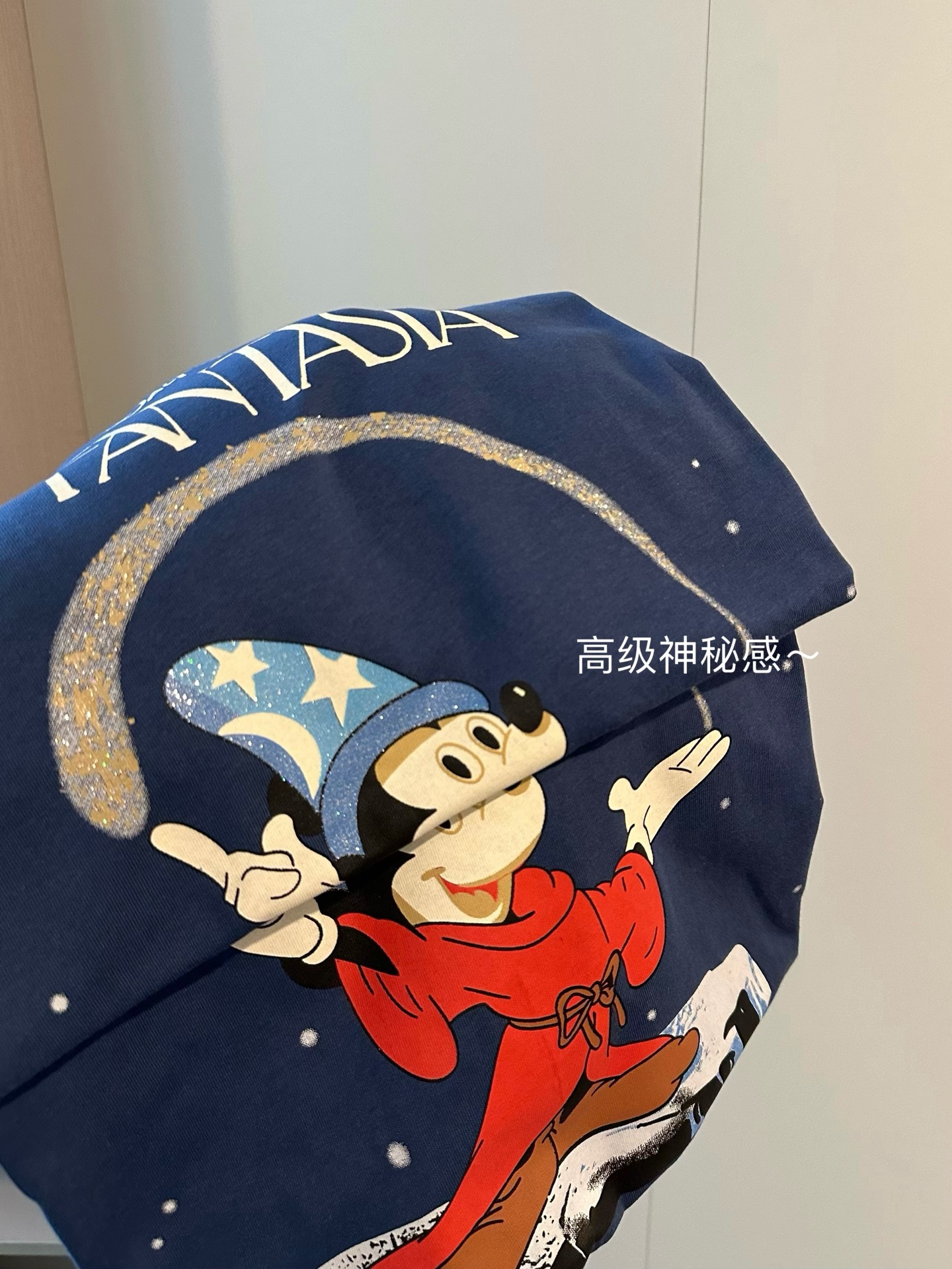  
💰90 Saint Laurent联名迪士尼系列米奇短袖T恤
迪士尼显眼包💙💙上身自带行走的童话滤镜！
妙妙屋闪粉logo太美了 解锁魔法氛围感！
魔法阵、星空、复古海报元素💫细节拉满了
细闪印花➕烫金魔法符号 整件神秘感十足
纯棉260g双纱面料 手感软糯上身无敌舒服
被追着要链接的一件 🥏祝你拥有非常神奇一天！！
Color:藏青
Size:M-XL
M胸围112衣长68
 L 胸围114衣长70
XL胸围116衣长72