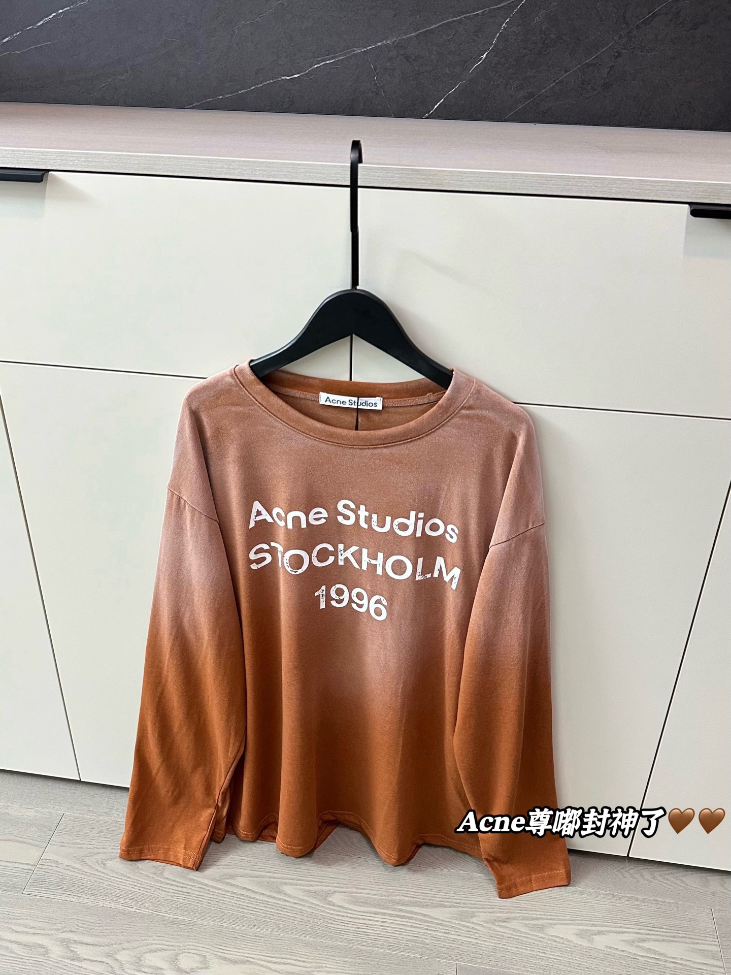  
💰95 𝐀𝐂𝐍𝐄 𝐒𝐓𝐔𝐃𝐈𝐎新款渐变做旧泼墨字母logo焦糖色长袖
𝐀𝐜𝐧𝐞尊嘟封神了🤎🤎渐变的焦糖拿铁色系
初秋的高级美拉德 夏日防晒也🉑！！
超重工做旧涂鸦高级感拉满 简直没理由拒绝
长袖t怎么搭都好看的单品👧🏻实物超级美～
夏天的多巴胺即将过去了☕那就浅浅的美拉德一下吧
Color:焦糖色
Size:M-XL
M 胸围112衣长66
L  胸围114衣长68
XL胸围116衣长70