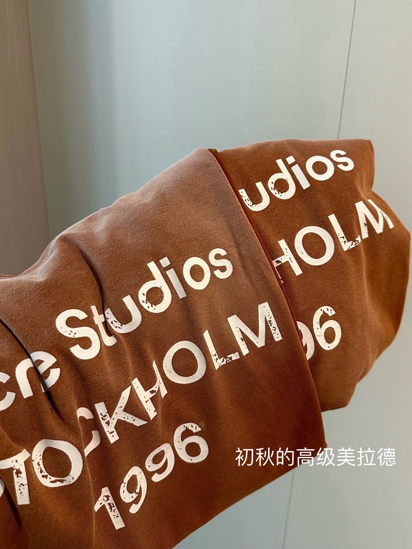  
💰95 𝐀𝐂𝐍𝐄 𝐒𝐓𝐔𝐃𝐈𝐎新款渐变做旧泼墨字母logo焦糖色长袖
𝐀𝐜𝐧𝐞尊嘟封神了🤎🤎渐变的焦糖拿铁色系
初秋的高级美拉德 夏日防晒也🉑！！
超重工做旧涂鸦高级感拉满 简直没理由拒绝
长袖t怎么搭都好看的单品👧🏻实物超级美～
夏天的多巴胺即将过去了☕那就浅浅的美拉德一下吧
Color:焦糖色
Size:M-XL
M 胸围112衣长66
L  胸围114衣长68
XL胸围116衣长70