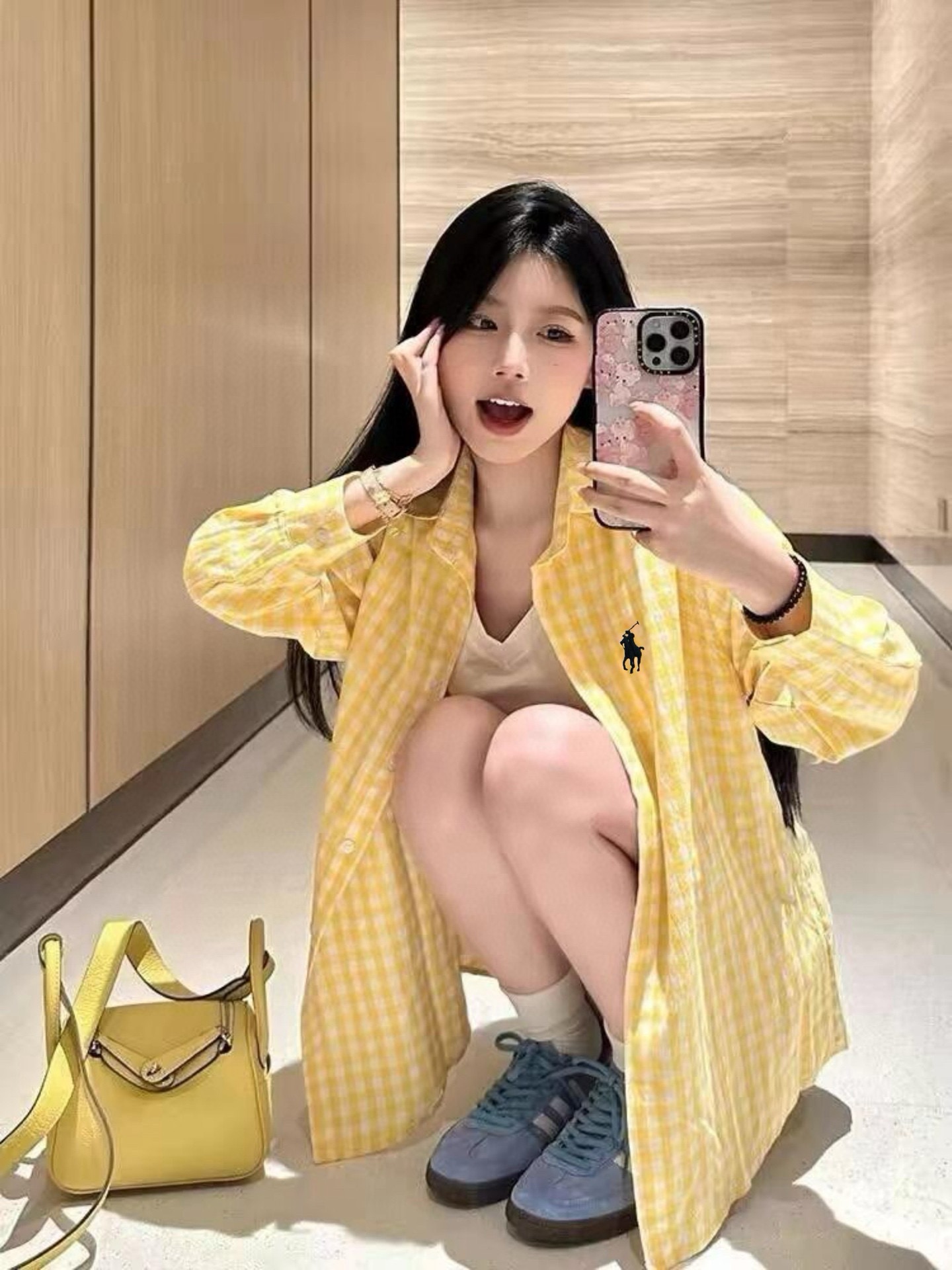  
💰105 𝗥𝗮𝗹𝗽𝗵 𝗟𝗮𝘂𝗿𝗲𝗻拉夫劳伦25SS新款刺绣logo亚麻防晒衬衫
这件黄衬衫也太显气色了吧💛💛太适合这个季节啦
低饱和的鹅黄色 防晒➕显白效果也是满分
小马刺绣logo绝美 高级感满满～
带点氛围感的黄色🍋日常通勤显白穿搭
亚麻料子质感垂感都超级好哇 不允许你们没有这一件！！
Color:鹅黄色
Size:S M L 
S 前衣长64胸围112落肩袖
M前衣长66胸围114落肩袖
 L前衣长68胸围116落肩袖