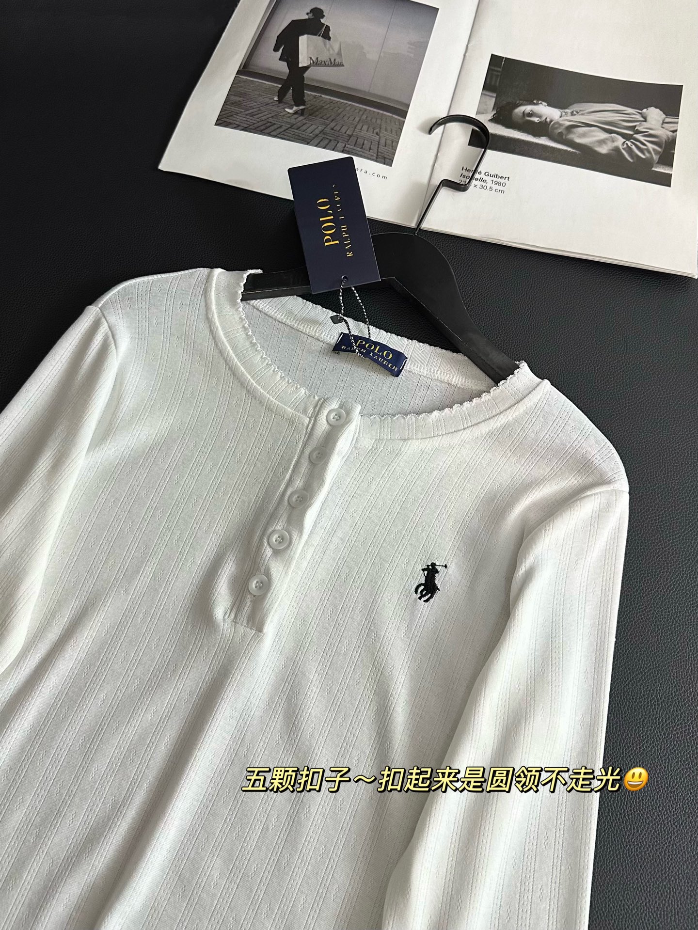 💰95
𝗥𝗮𝗹𝗽𝗵 𝗟𝗮𝘂𝗿𝗲𝗻拉夫劳伦小马刺绣亨利衫短款针织长袖
这件亨利领也太好看了🩶🤍老钱风十足
超级爱亨利领 扣起来是圆领不走光😃
解开扣子又是v领显得脖子修长！！
精致小马刺绣logo 高级感也拉的满满
集颜值 实穿 舒服为一体 满满休闲慵懒感～
Color:白色
Size:S M L
S 胸围76衣长51面料有弹力
M胸围78衣长52面料有弹力
L 胸围80衣长53面料有弹力