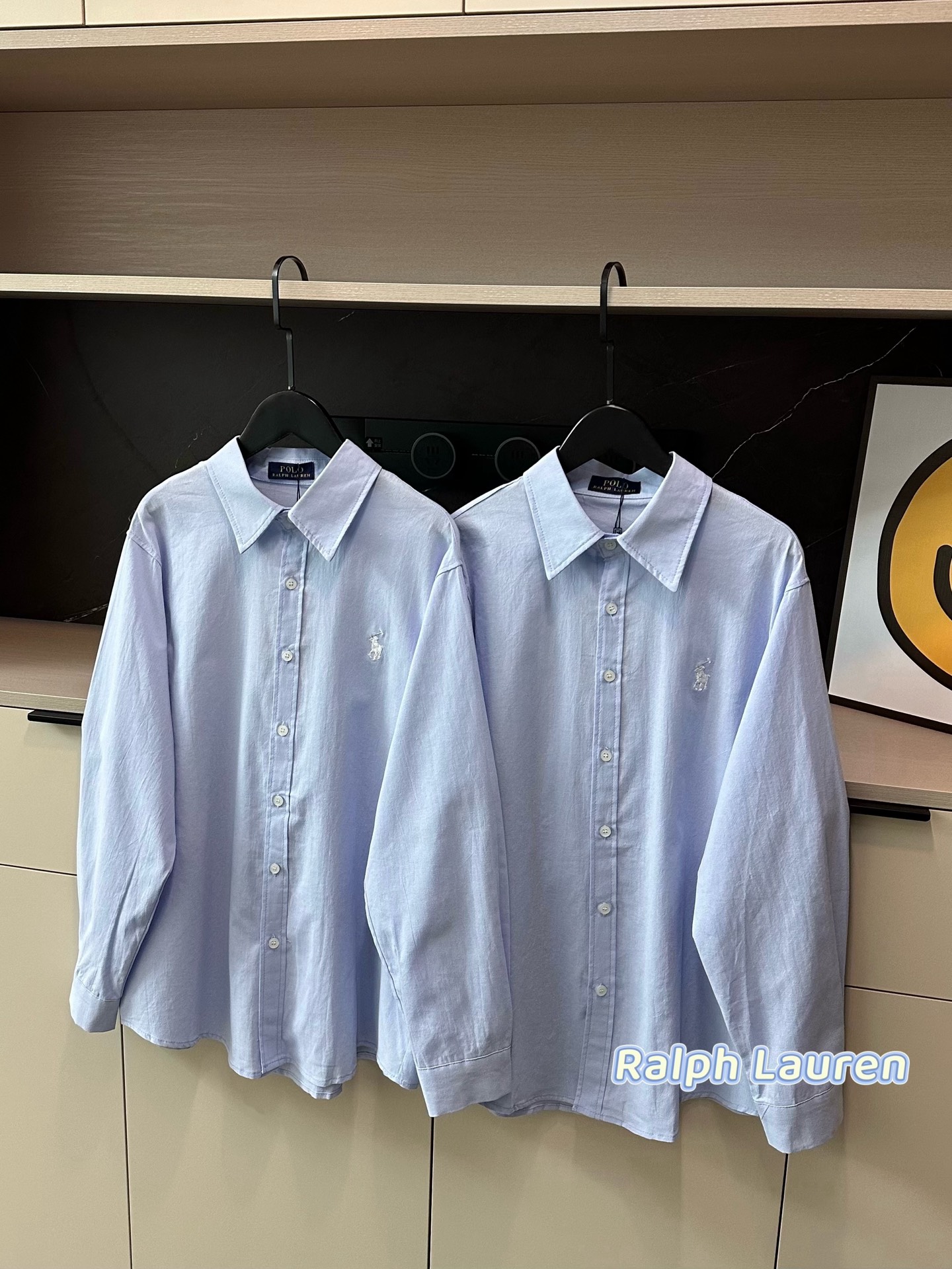 💰110
𝐑𝐚𝐥𝐩𝐡 𝐥𝐚𝐮𝐫𝐞𝐧拉夫劳伦小马刺绣logo水蓝色纽扣衬衫
调了很多次的颜色🩵🩵很清透的水蓝色～
亮丽又不太扎眼的蓝调 近期最爱的显白衬衫
战马刺绣logo绝美 高级感满满～
质感垂感都超级好哇 不允许你们没有这一件✨
落肩版型嘎嘎显瘦😃梨型身材本命穿搭！
Color:蓝色
Size:S M L 
S 前衣长64胸围108落肩袖
M前衣长66胸围110落肩袖
L前衣长68胸围112落肩袖