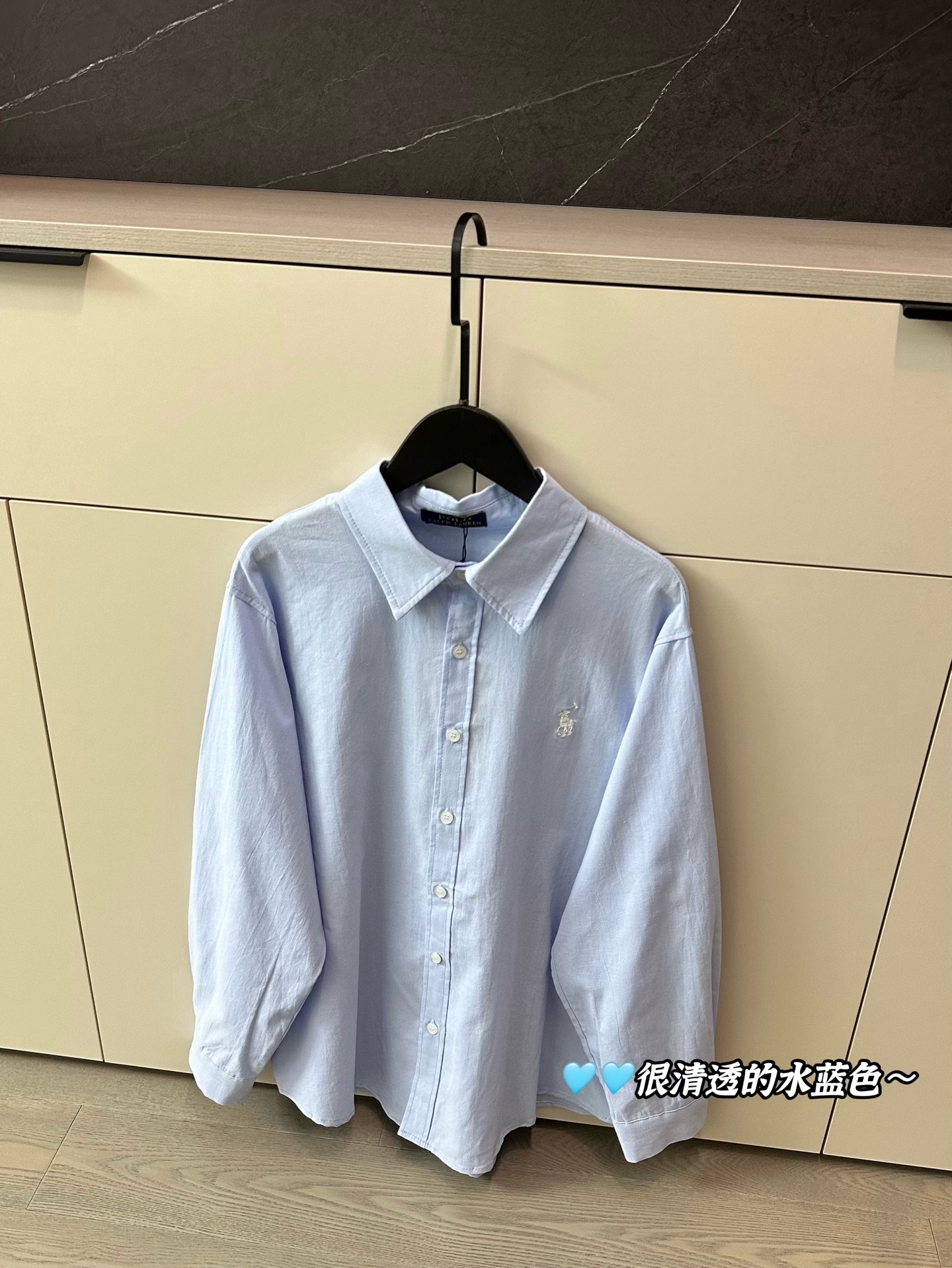💰110
𝐑𝐚𝐥𝐩𝐡 𝐥𝐚𝐮𝐫𝐞𝐧拉夫劳伦小马刺绣logo水蓝色纽扣衬衫
调了很多次的颜色🩵🩵很清透的水蓝色～
亮丽又不太扎眼的蓝调 近期最爱的显白衬衫
战马刺绣logo绝美 高级感满满～
质感垂感都超级好哇 不允许你们没有这一件✨
落肩版型嘎嘎显瘦😃梨型身材本命穿搭！
Color:蓝色
Size:S M L 
S 前衣长64胸围108落肩袖
M前衣长66胸围110落肩袖
L前衣长68胸围112落肩袖