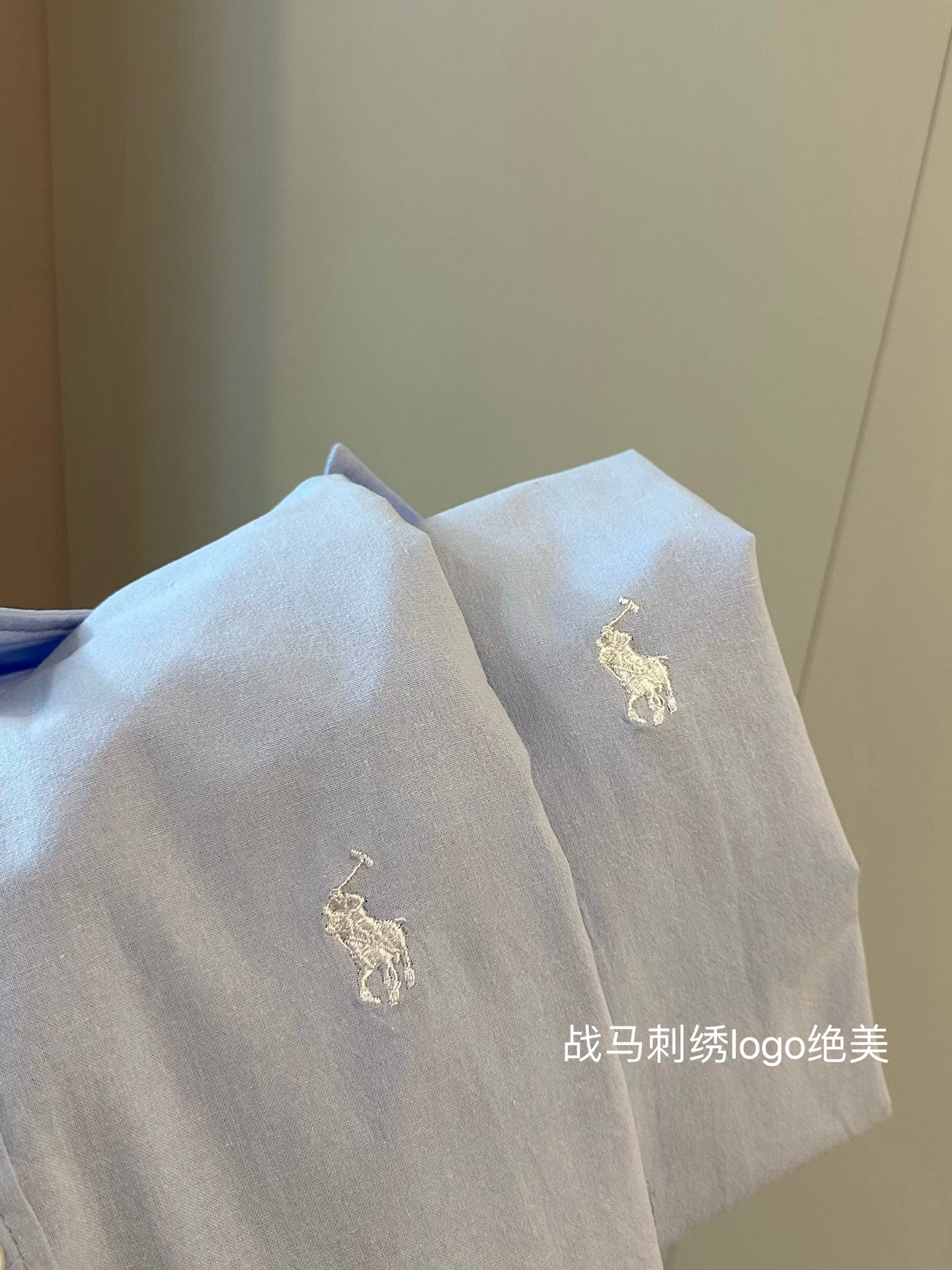 💰110
𝐑𝐚𝐥𝐩𝐡 𝐥𝐚𝐮𝐫𝐞𝐧拉夫劳伦小马刺绣logo水蓝色纽扣衬衫
调了很多次的颜色🩵🩵很清透的水蓝色～
亮丽又不太扎眼的蓝调 近期最爱的显白衬衫
战马刺绣logo绝美 高级感满满～
质感垂感都超级好哇 不允许你们没有这一件✨
落肩版型嘎嘎显瘦😃梨型身材本命穿搭！
Color:蓝色
Size:S M L 
S 前衣长64胸围108落肩袖
M前衣长66胸围110落肩袖
L前衣长68胸围112落肩袖