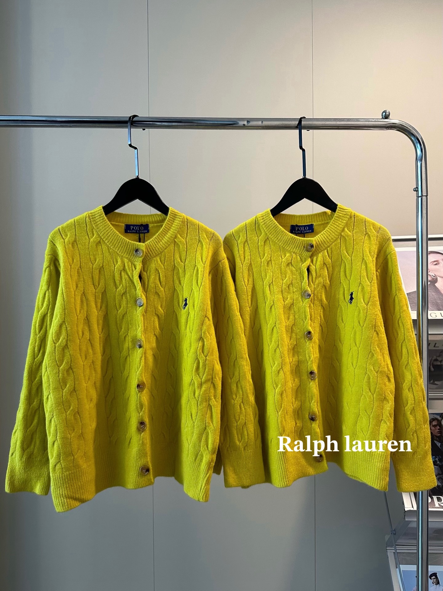 💰110
𝐑𝐚𝐥𝐩𝐡 𝐥𝐚𝐮𝐫𝐞𝐧拉夫劳伦刺绣logo柠檬黄麻花开衫外套
爱上发财黄💛💛麻花编织太好看了吧！
悟了～黄色好少女 颜色好看很鲜亮👀
重工小马刺绣logo🐥简约高级又减龄！！
羊毛重磅混纺 真的是有风度又有温度 
随意外穿或者内搭都氛围感十足 自留款
Color：黄色
Size：S M L
S胸围102衣长56
M胸围104衣长58
L 胸围106衣长60