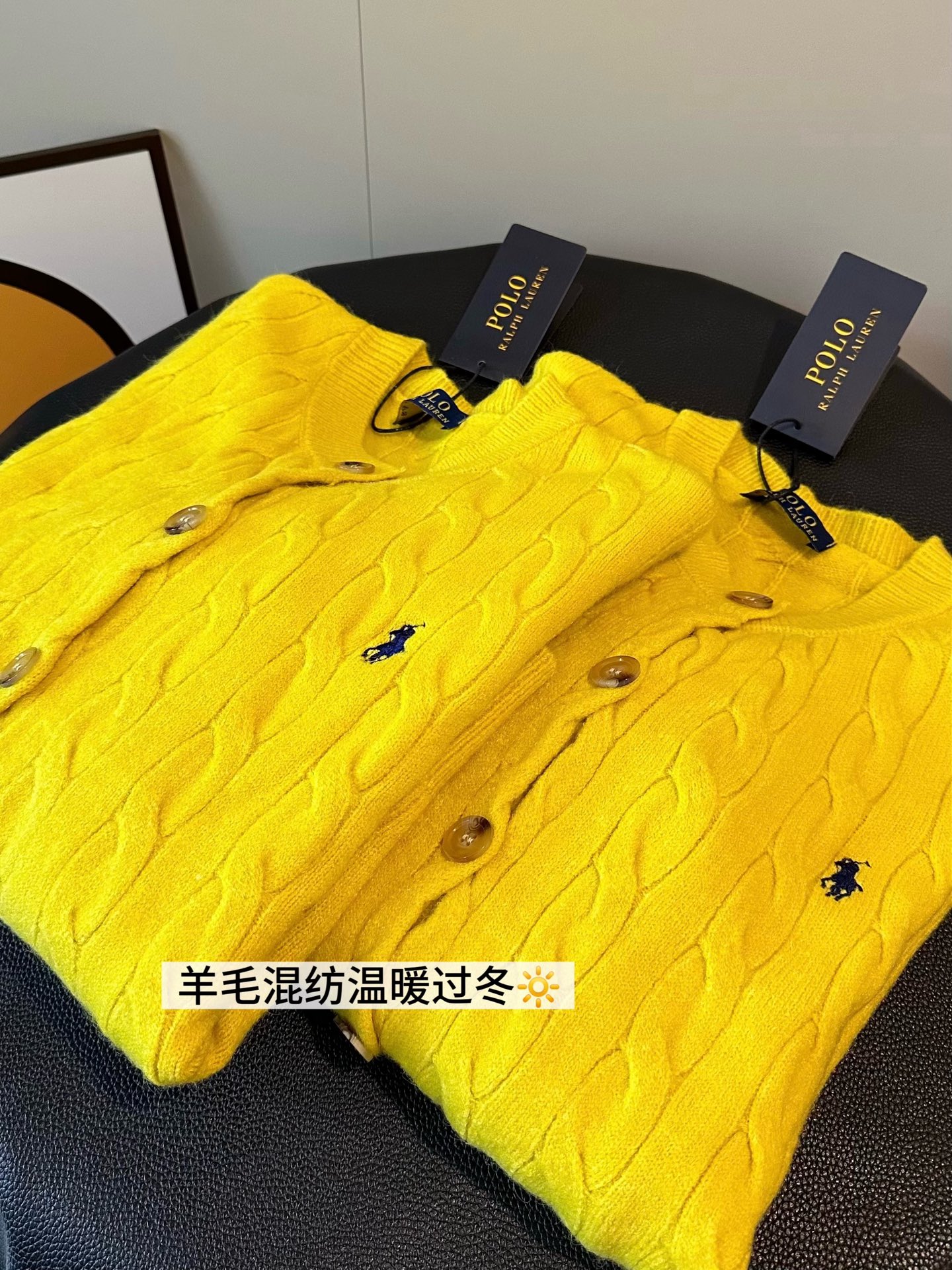 💰110
𝐑𝐚𝐥𝐩𝐡 𝐥𝐚𝐮𝐫𝐞𝐧拉夫劳伦刺绣logo柠檬黄麻花开衫外套
爱上发财黄💛💛麻花编织太好看了吧！
悟了～黄色好少女 颜色好看很鲜亮👀
重工小马刺绣logo🐥简约高级又减龄！！
羊毛重磅混纺 真的是有风度又有温度 
随意外穿或者内搭都氛围感十足 自留款
Color：黄色
Size：S M L
S胸围102衣长56
M胸围104衣长58
L 胸围106衣长60