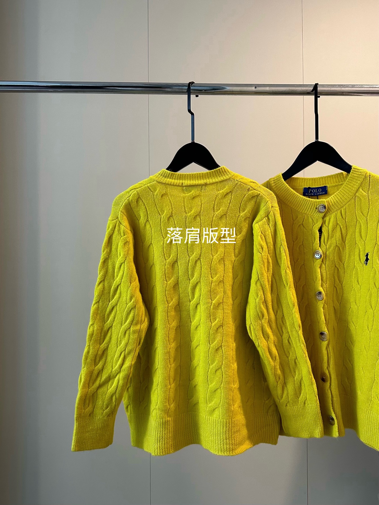 💰110
𝐑𝐚𝐥𝐩𝐡 𝐥𝐚𝐮𝐫𝐞𝐧拉夫劳伦刺绣logo柠檬黄麻花开衫外套
爱上发财黄💛💛麻花编织太好看了吧！
悟了～黄色好少女 颜色好看很鲜亮👀
重工小马刺绣logo🐥简约高级又减龄！！
羊毛重磅混纺 真的是有风度又有温度 
随意外穿或者内搭都氛围感十足 自留款
Color：黄色
Size：S M L
S胸围102衣长56
M胸围104衣长58
L 胸围106衣长60