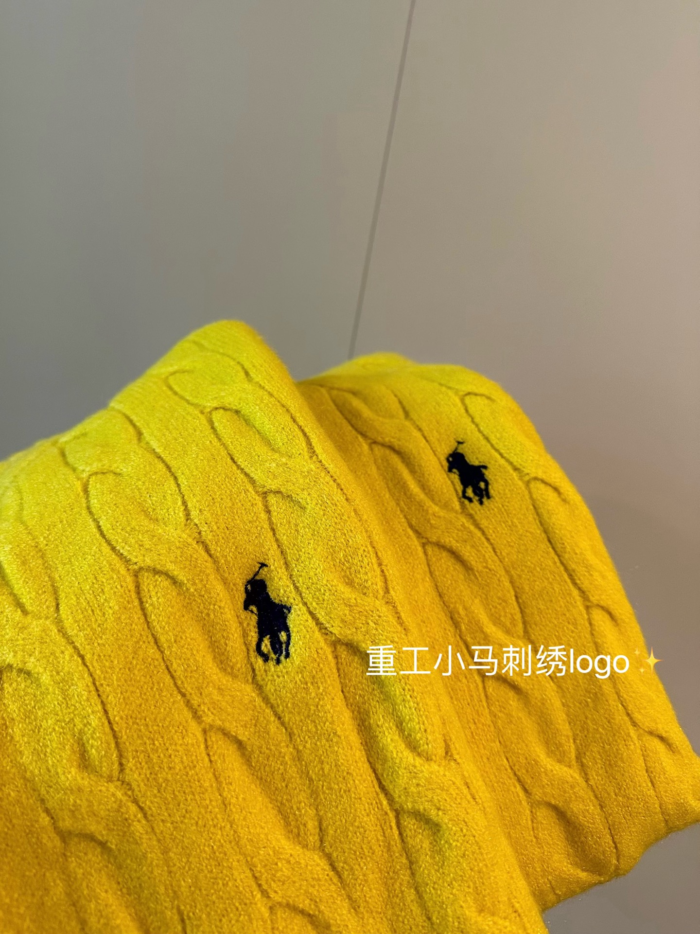 💰110
𝐑𝐚𝐥𝐩𝐡 𝐥𝐚𝐮𝐫𝐞𝐧拉夫劳伦刺绣logo柠檬黄麻花开衫外套
爱上发财黄💛💛麻花编织太好看了吧！
悟了～黄色好少女 颜色好看很鲜亮👀
重工小马刺绣logo🐥简约高级又减龄！！
羊毛重磅混纺 真的是有风度又有温度 
随意外穿或者内搭都氛围感十足 自留款
Color：黄色
Size：S M L
S胸围102衣长56
M胸围104衣长58
L 胸围106衣长60