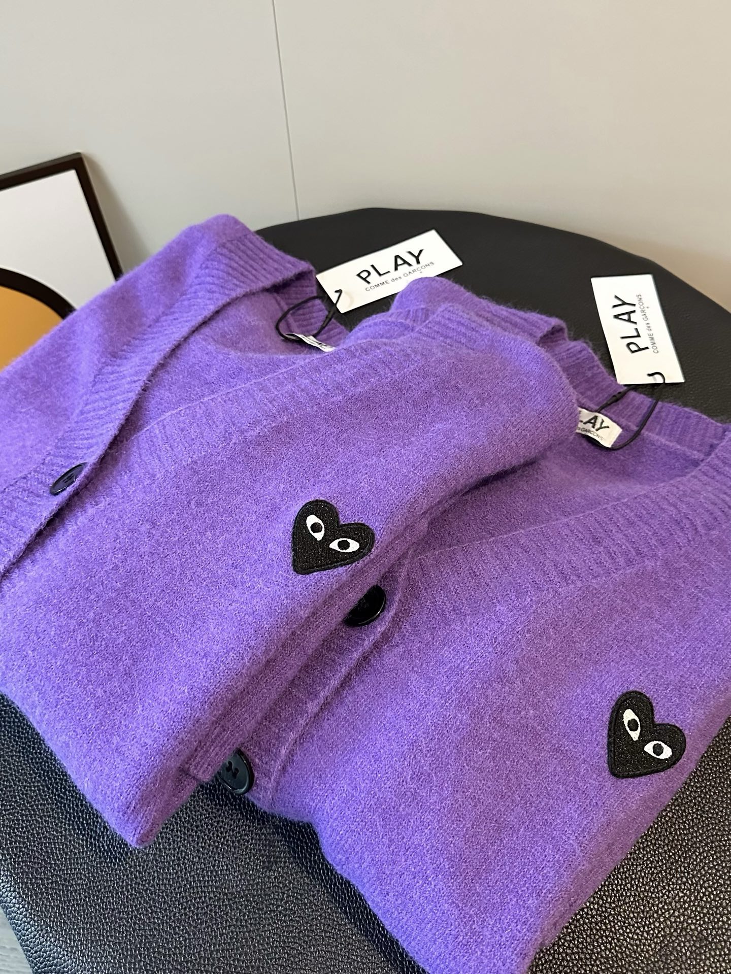 💰110
🖤CDG川久保玲PLAY新款爱心刺绣紫色开衫外套
紫色确实很有韵味💜💜太温柔显白yyds
这个颜色很衬肤色 仙女感直接拉满！
川久精致刺绣logo🉑清冷高级风十足的
混纺羊毛面料🔆手感软乎乎舒服也保暖
最近被问爆的紫色开衫 软糯慵懒风真的太适合秋天了～
Color:紫色
Size:S M L
S  胸围102衣长64
M 胸围104衣长66
L  胸围106衣长68
