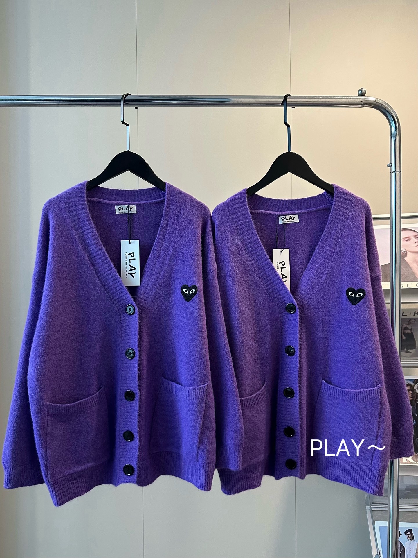 💰110
🖤CDG川久保玲PLAY新款爱心刺绣紫色开衫外套
紫色确实很有韵味💜💜太温柔显白yyds
这个颜色很衬肤色 仙女感直接拉满！
川久精致刺绣logo🉑清冷高级风十足的
混纺羊毛面料🔆手感软乎乎舒服也保暖
最近被问爆的紫色开衫 软糯慵懒风真的太适合秋天了～
Color:紫色
Size:S M L
S  胸围102衣长64
M 胸围104衣长66
L  胸围106衣长68