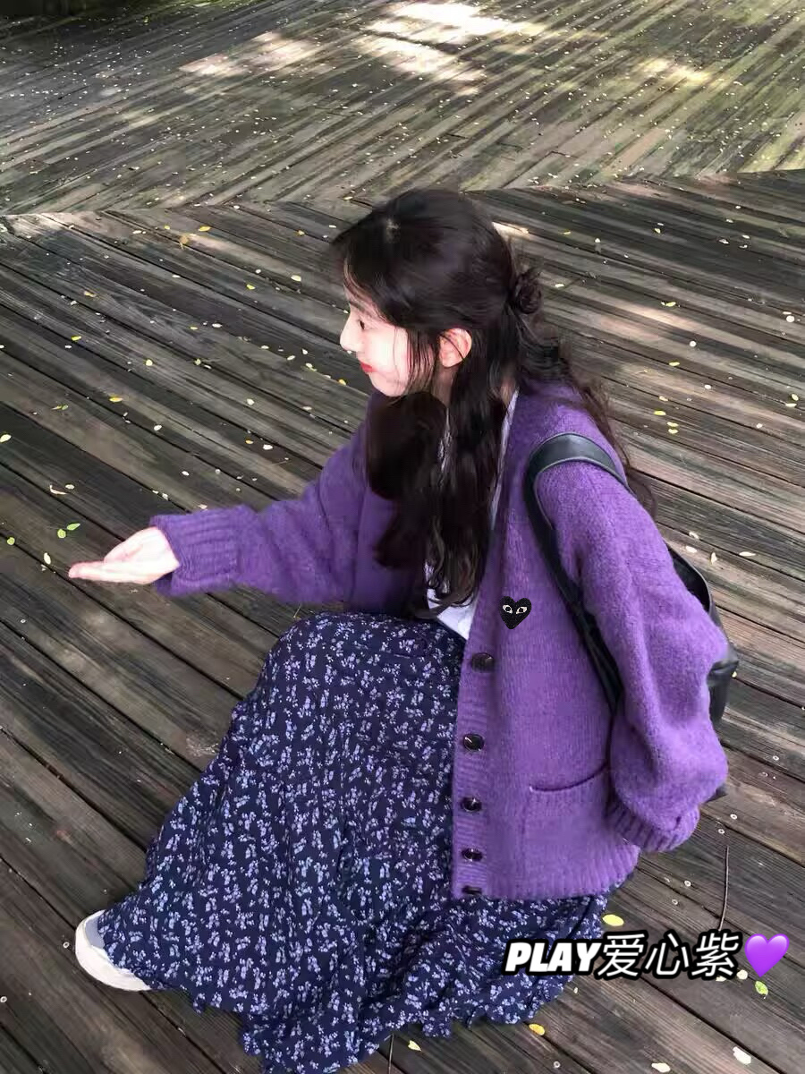 💰110
🖤CDG川久保玲PLAY新款爱心刺绣紫色开衫外套
紫色确实很有韵味💜💜太温柔显白yyds
这个颜色很衬肤色 仙女感直接拉满！
川久精致刺绣logo🉑清冷高级风十足的
混纺羊毛面料🔆手感软乎乎舒服也保暖
最近被问爆的紫色开衫 软糯慵懒风真的太适合秋天了～
Color:紫色
Size:S M L
S  胸围102衣长64
M 胸围104衣长66
L  胸围106衣长68