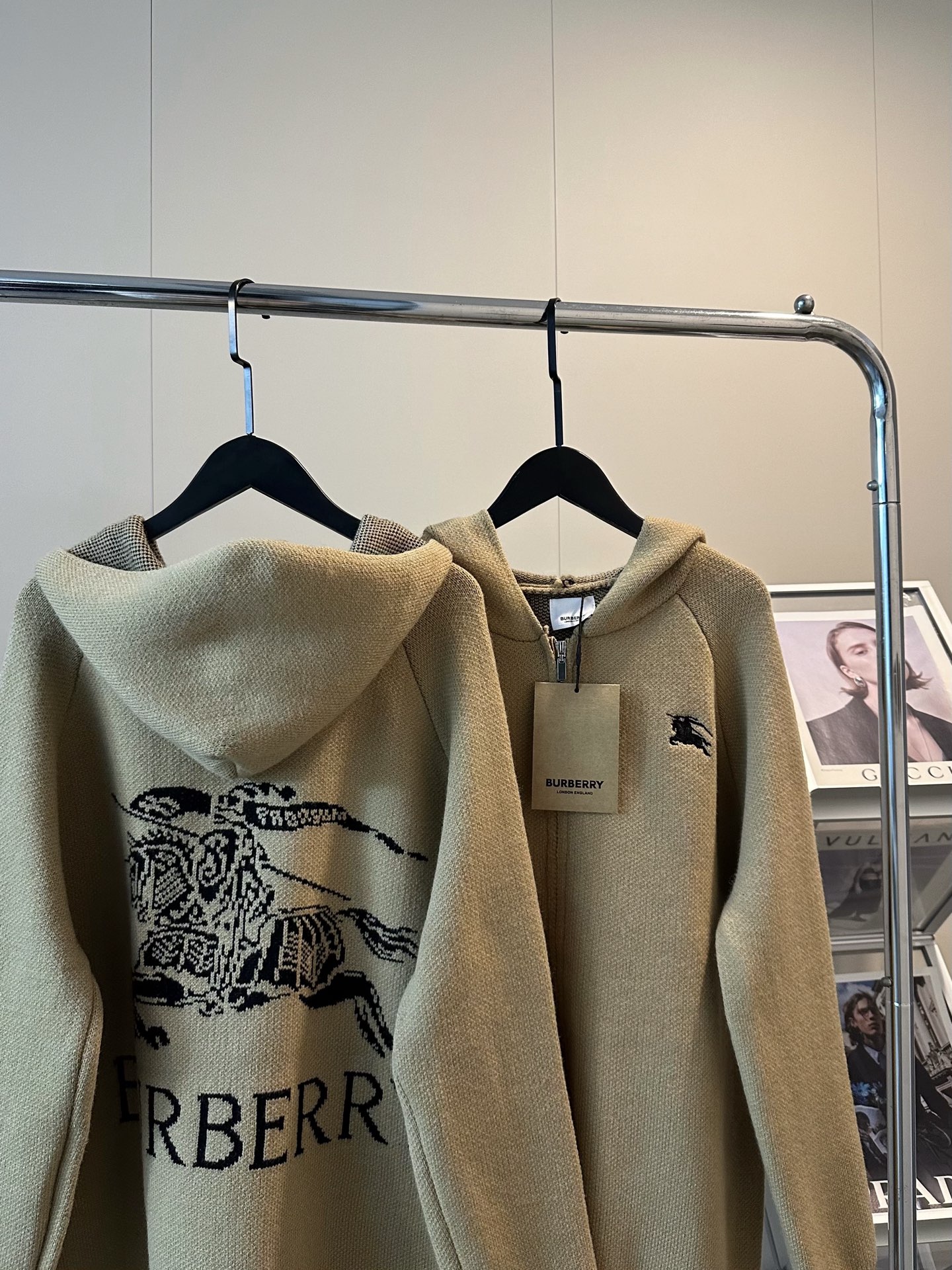 💰135
🖤𝐁𝐮𝐫𝐛𝐞𝐫𝐫𝐲巴宝莉25SS新款战马提花羊毛拉链连帽外套
浅浅期待一下冬天🤎🤎美拉德氛围感十足
后背BBR战马提花太好看了 上身显白白！
胸前重工刺绣logo 精致高级感满满
羊毛混纺超级温暖温柔🙃已经脑补到nn部电视剧秋冬穿搭啦
上身自带垂坠感～狠狠遮肉 完全不会显胖❄️
Color：咖色
Size:S M L
S 胸围112衣长68
M胸围114衣长70
L胸围116衣长72