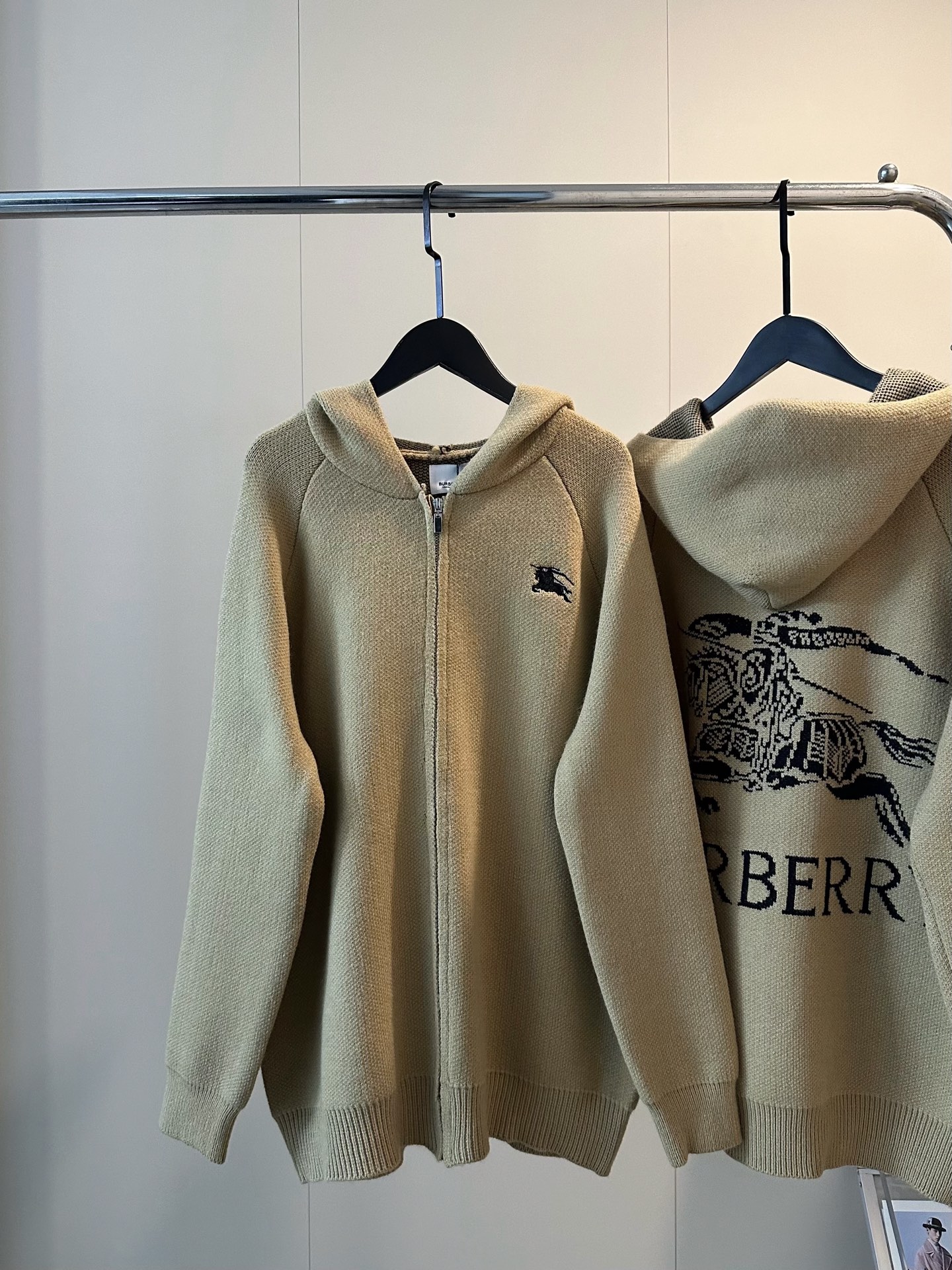 💰135
🖤𝐁𝐮𝐫𝐛𝐞𝐫𝐫𝐲巴宝莉25SS新款战马提花羊毛拉链连帽外套
浅浅期待一下冬天🤎🤎美拉德氛围感十足
后背BBR战马提花太好看了 上身显白白！
胸前重工刺绣logo 精致高级感满满
羊毛混纺超级温暖温柔🙃已经脑补到nn部电视剧秋冬穿搭啦
上身自带垂坠感～狠狠遮肉 完全不会显胖❄️
Color：咖色
Size:S M L
S 胸围112衣长68
M胸围114衣长70
L胸围116衣长72