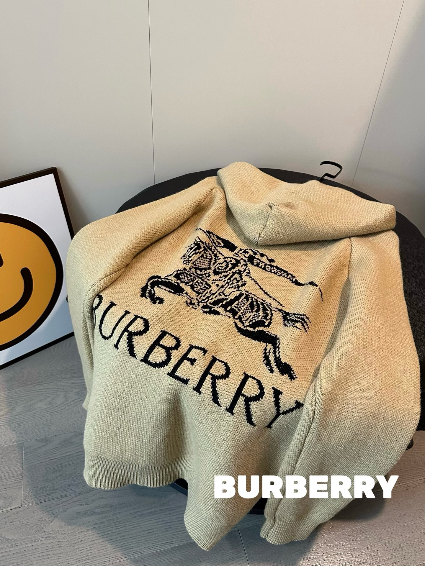💰135
🖤𝐁𝐮𝐫𝐛𝐞𝐫𝐫𝐲巴宝莉25SS新款战马提花羊毛拉链连帽外套
浅浅期待一下冬天🤎🤎美拉德氛围感十足
后背BBR战马提花太好看了 上身显白白！
胸前重工刺绣logo 精致高级感满满
羊毛混纺超级温暖温柔🙃已经脑补到nn部电视剧秋冬穿搭啦
上身自带垂坠感～狠狠遮肉 完全不会显胖❄️
Color：咖色
Size:S M L
S 胸围112衣长68
M胸围114衣长70
L胸围116衣长72